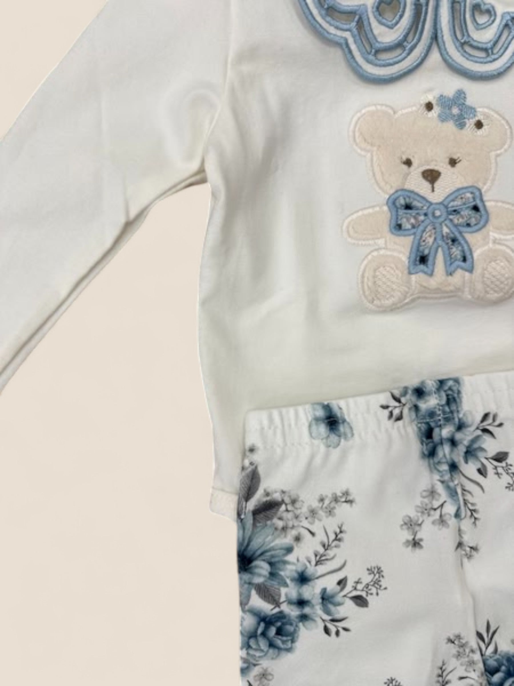 Conjunto bebé oso bordado con cuello azul y polaina floral azul KYLY
