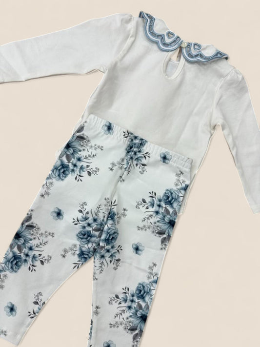 Conjunto bebé oso bordado con cuello azul y polaina floral azul KYLY