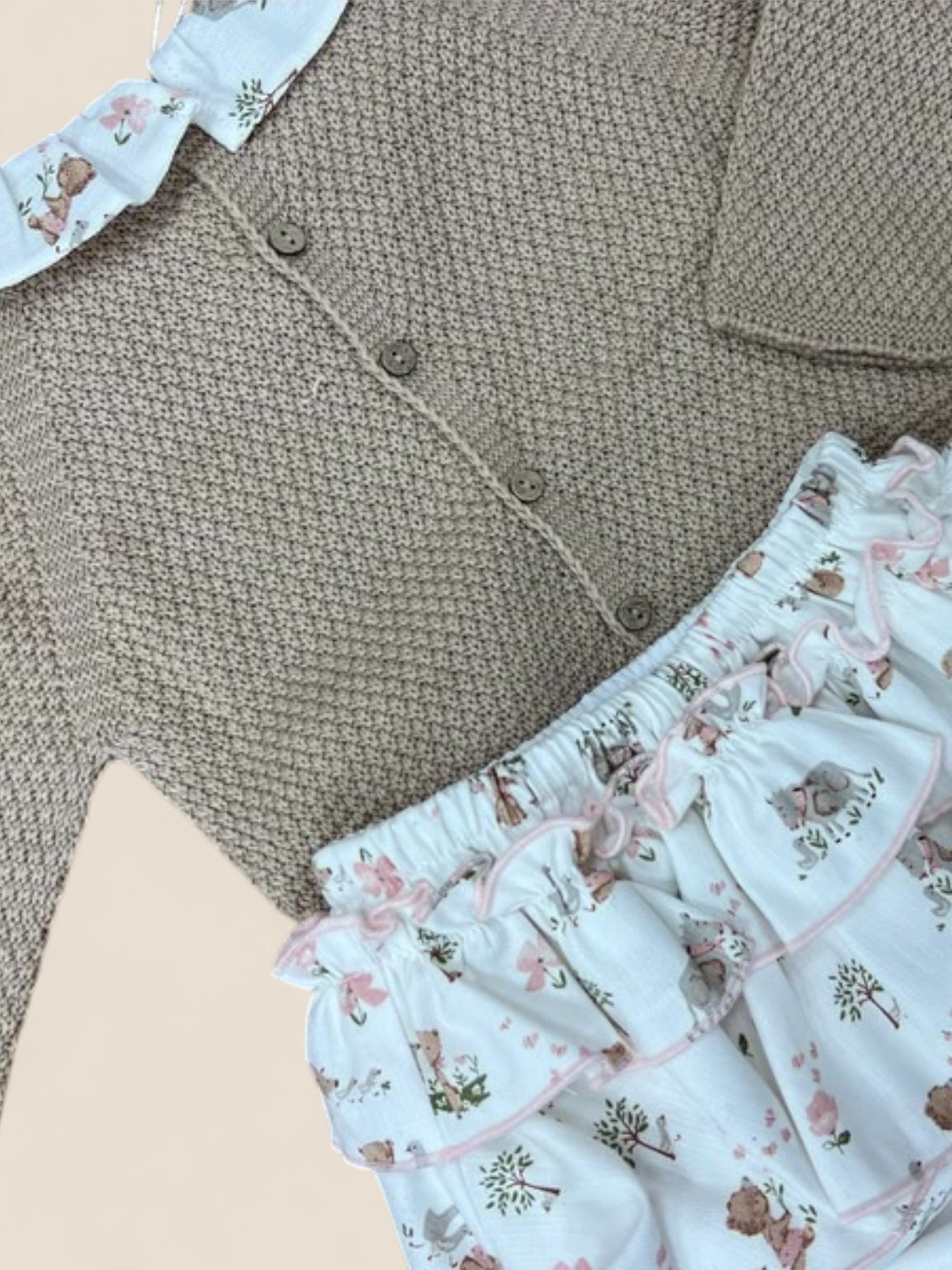 Conjunto bebé punto beige con ranita volantes estampada PANGASA