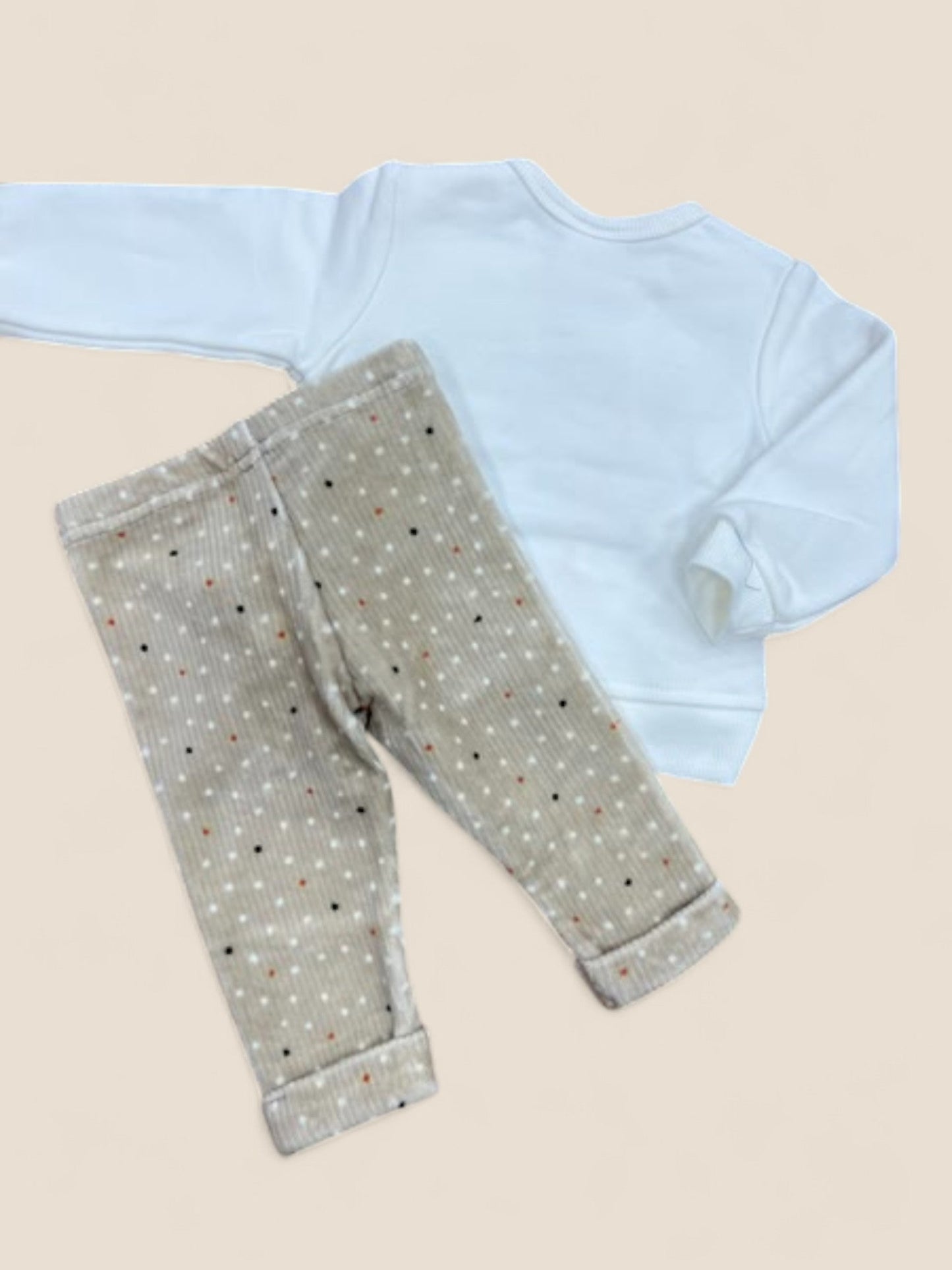 Conjunto bebé sudadera blanca DREAM y leggings beige de topitos BOBOLI