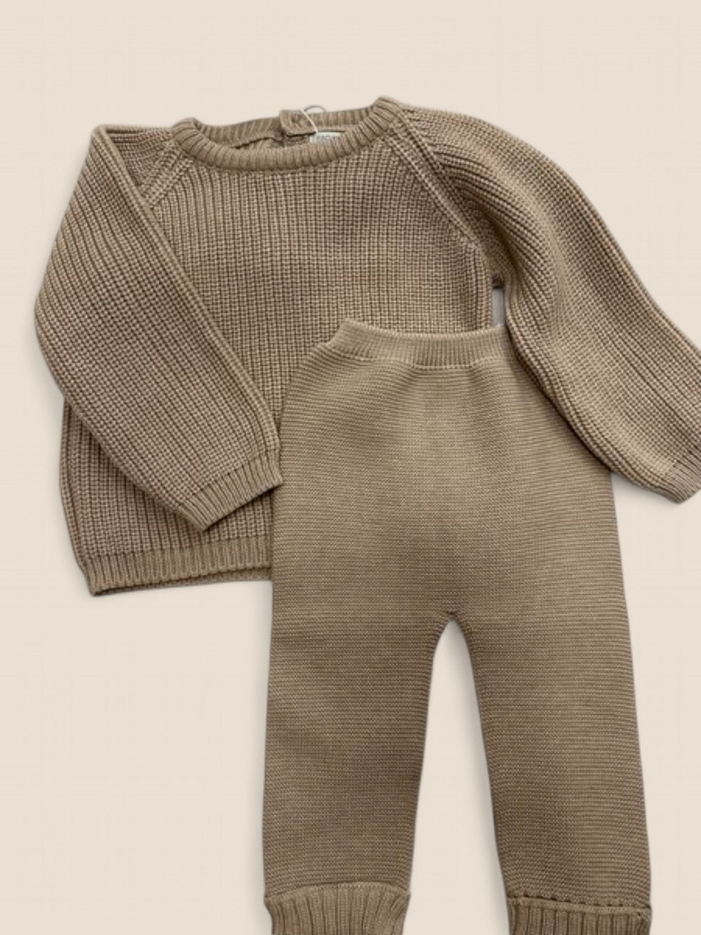 Conjunto marrón básico bebé en punto cálido.