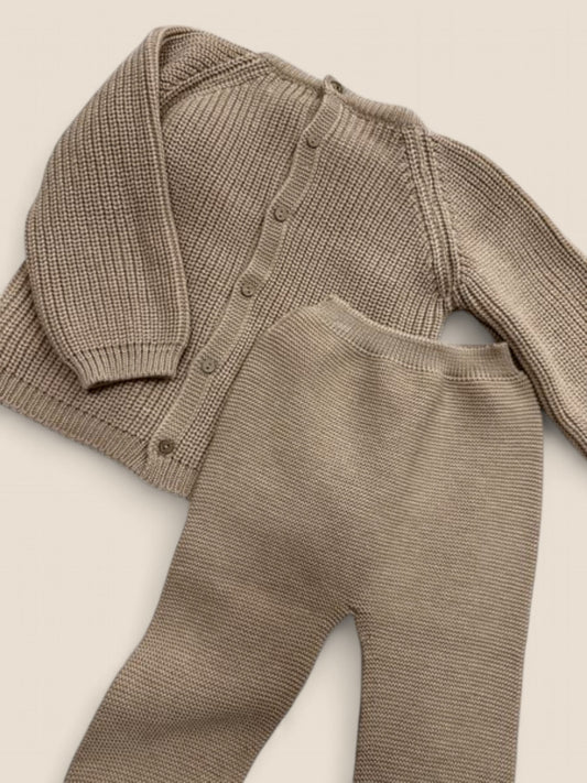 Conjunto marrón básico bebé en punto cálido.