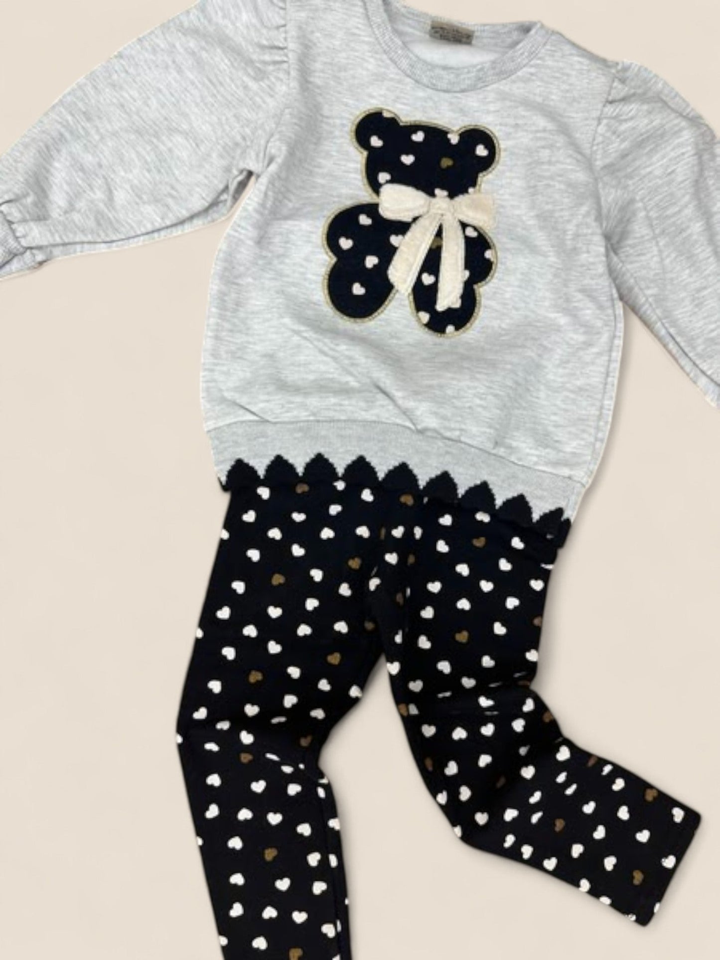Conjunto niña osito gris con corazones KYLY