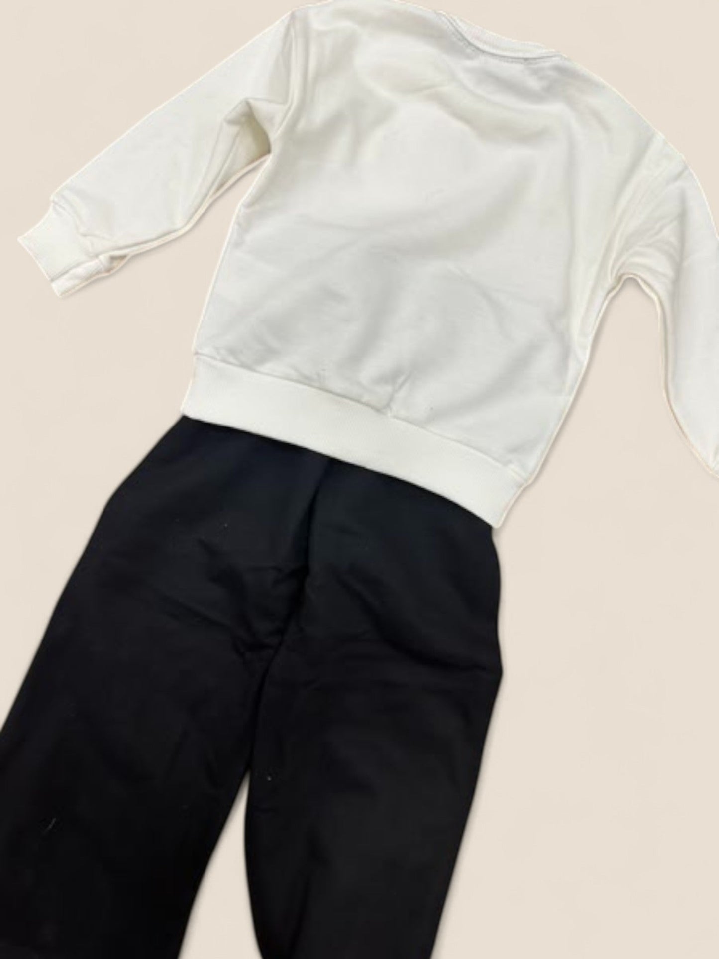 Conjunto niña sudadera blanca con flores y pantalón negro KYLY