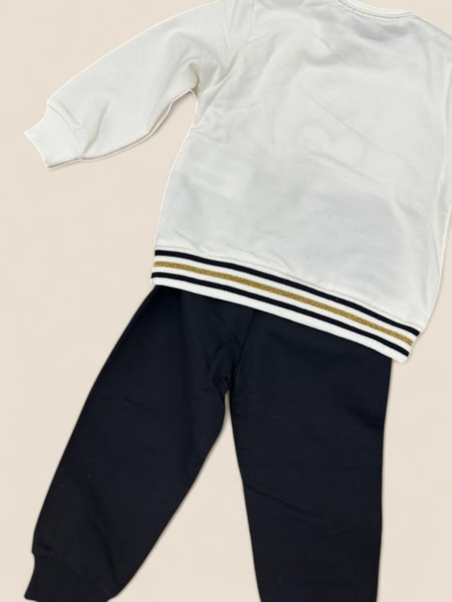 Conjunto niña sudadera osito blanco y pantalón negro con corazones KYLY