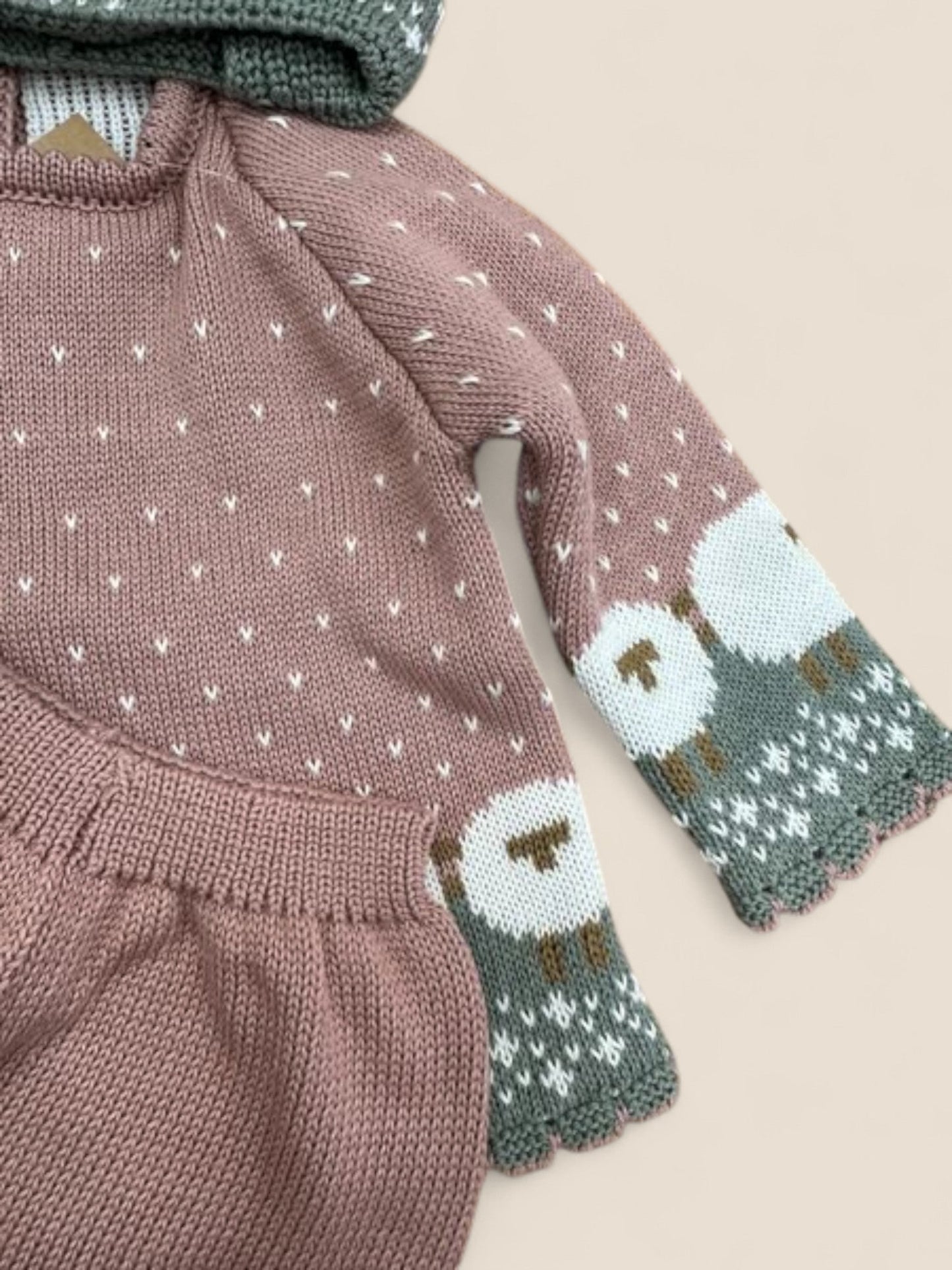 Conjunto tres piezas punto rosa con ovejitas y gorro a juego Lolittos