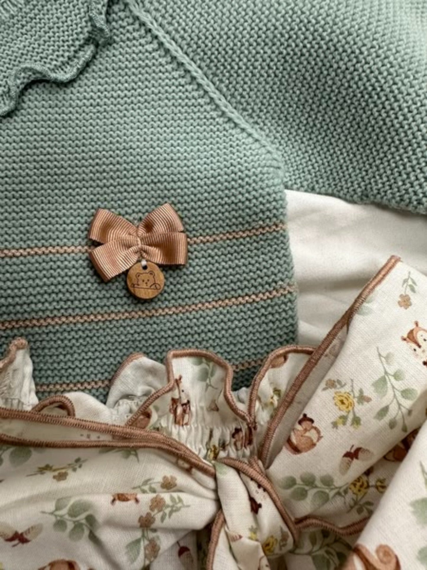Conjunto verde con lazo y braguita estampado ardillas.