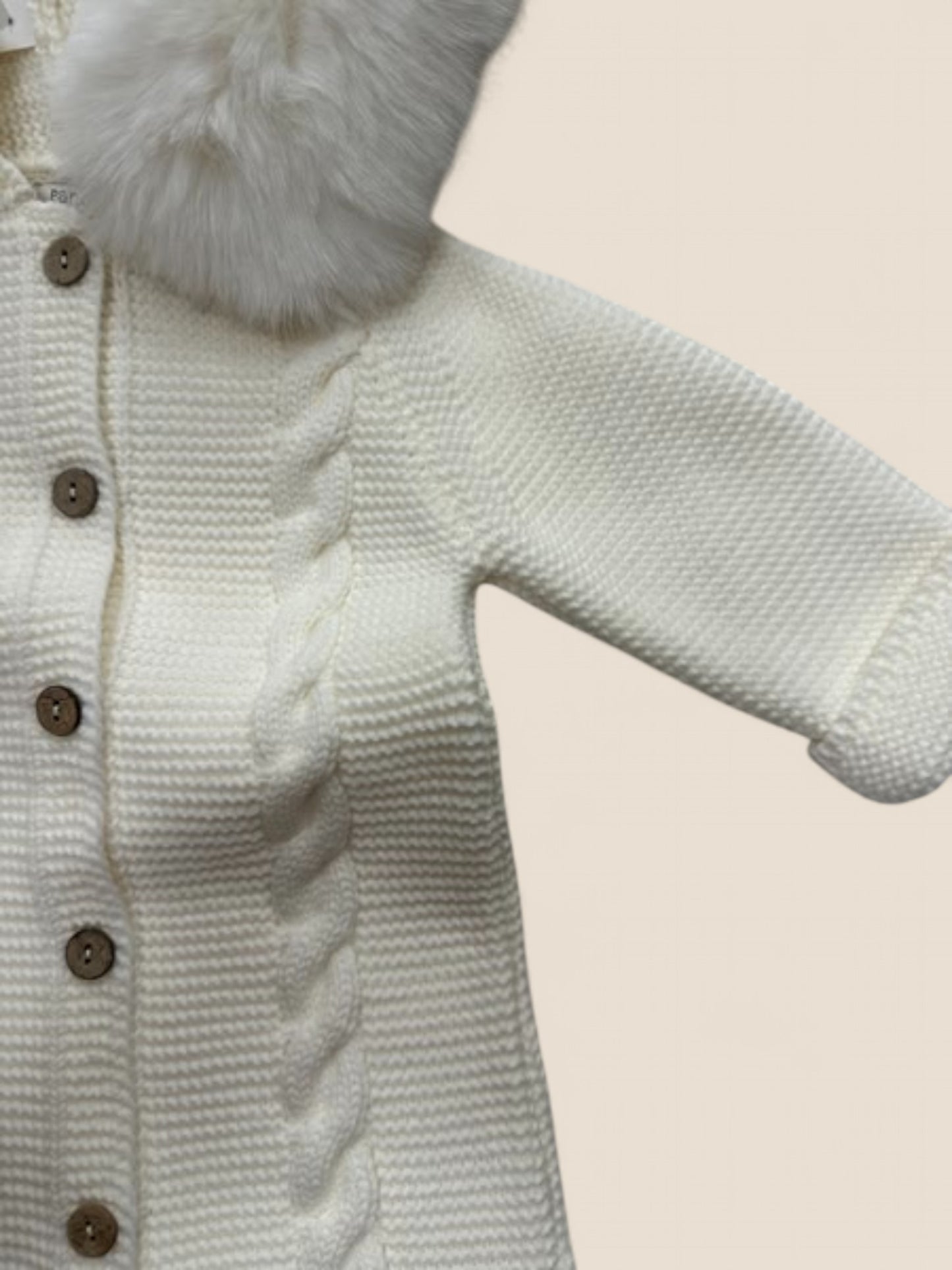 Mono blanco de punto con cuello de pelito.
