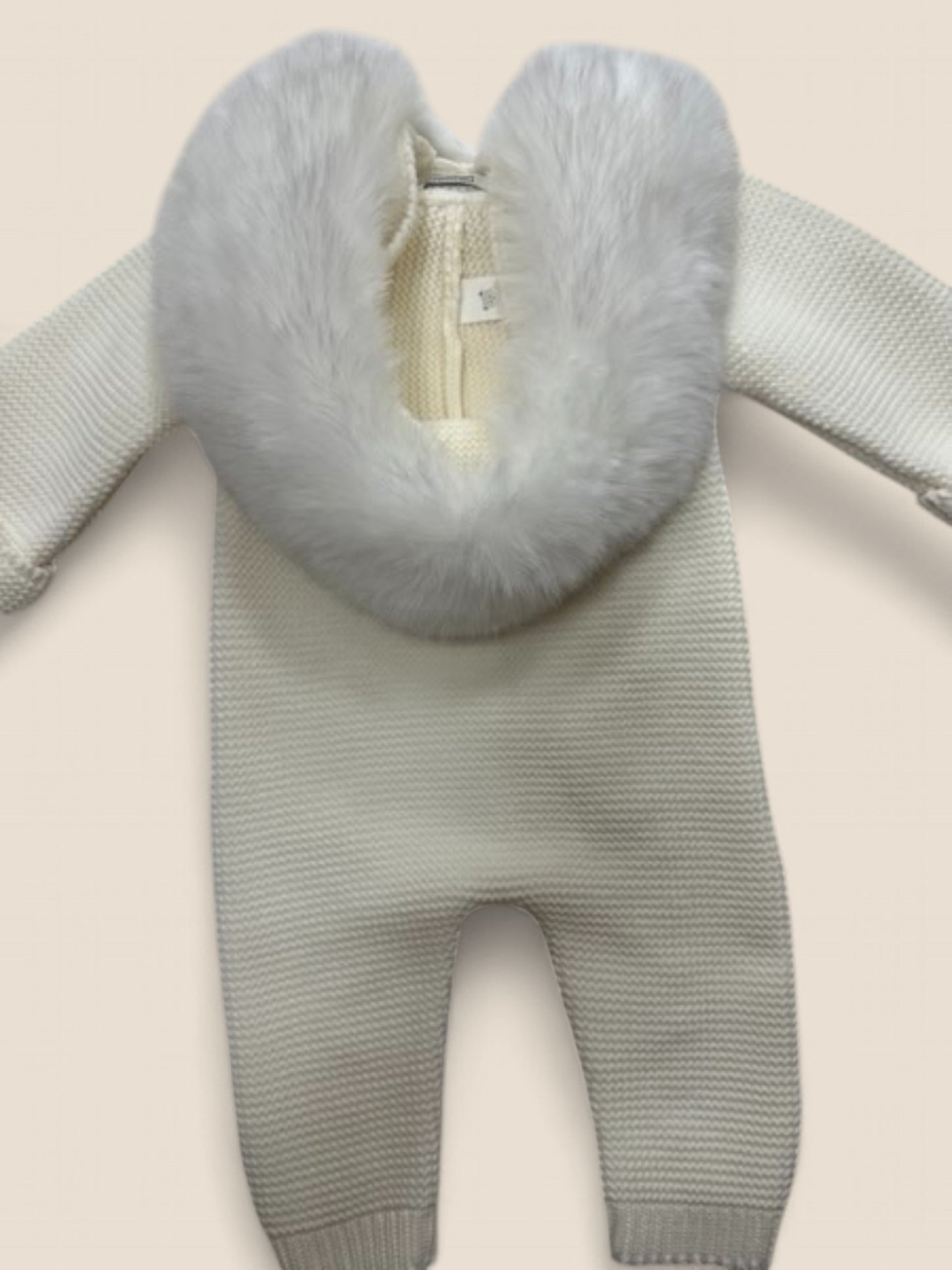 Mono blanco de punto con cuello de pelito.