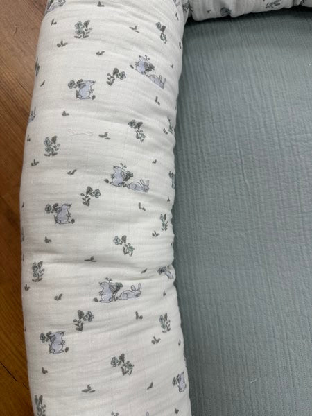 Nido bebé estampado conejitos y base verde muselina UZTURRE