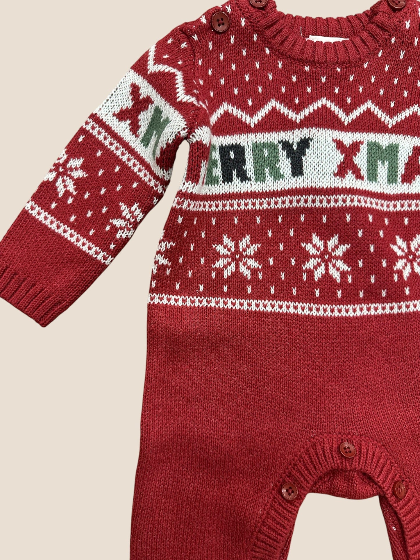Pelele de punto rojo “Merry Xmas” con copos de nieve BOBOLI