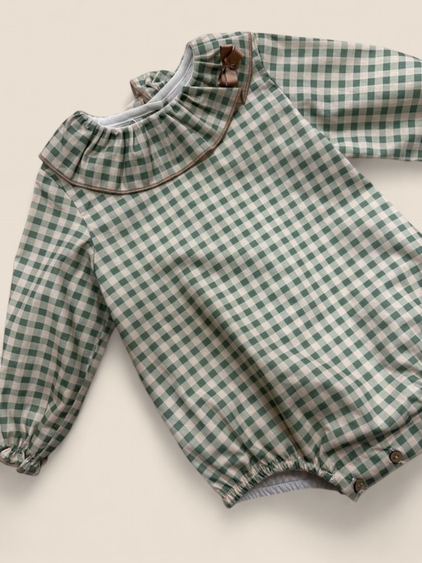 Pelele cuadros verdes con cuello volante y lacito.