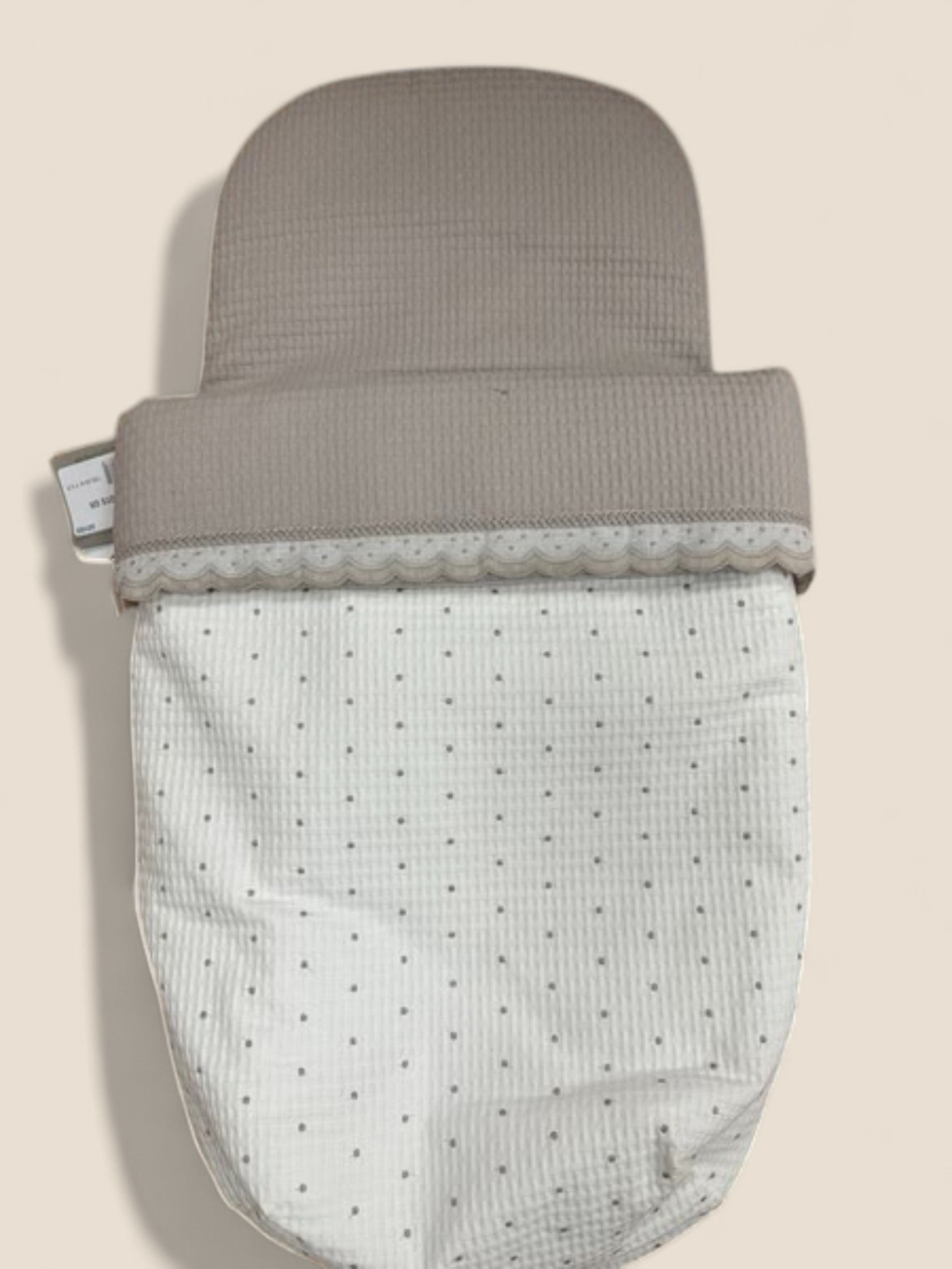 Saco beige con puntilla bordada y topitos grises Peques del Valle