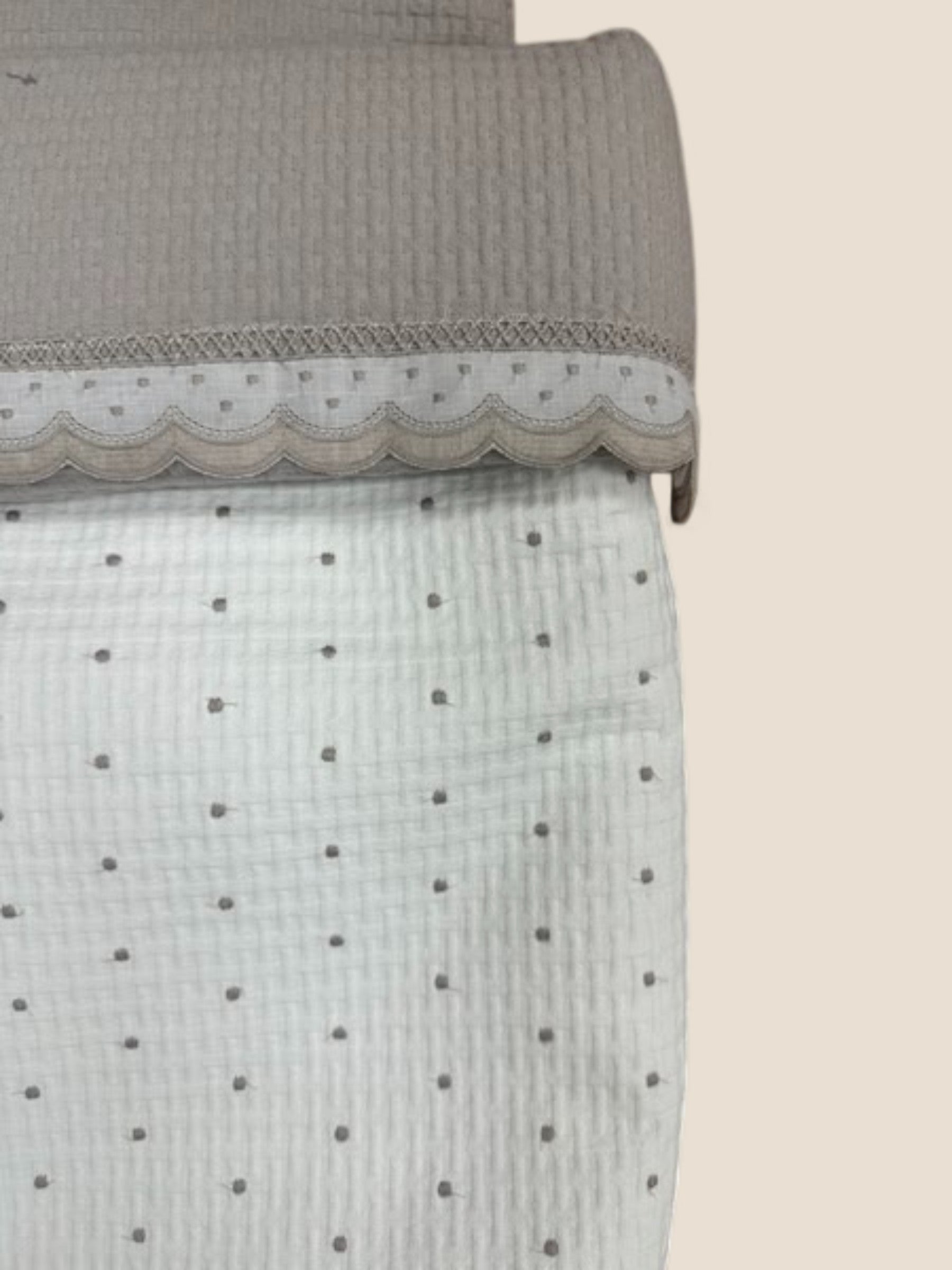 Saco beige con puntilla bordada y topitos grises Peques del Valle