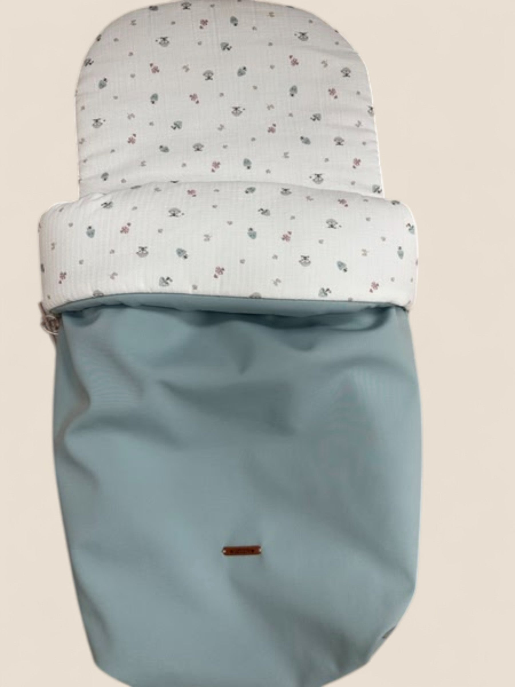 Saco de muselina blanca con flores en tonos pastel y cubrepiés azul empolvado Peques del Valle