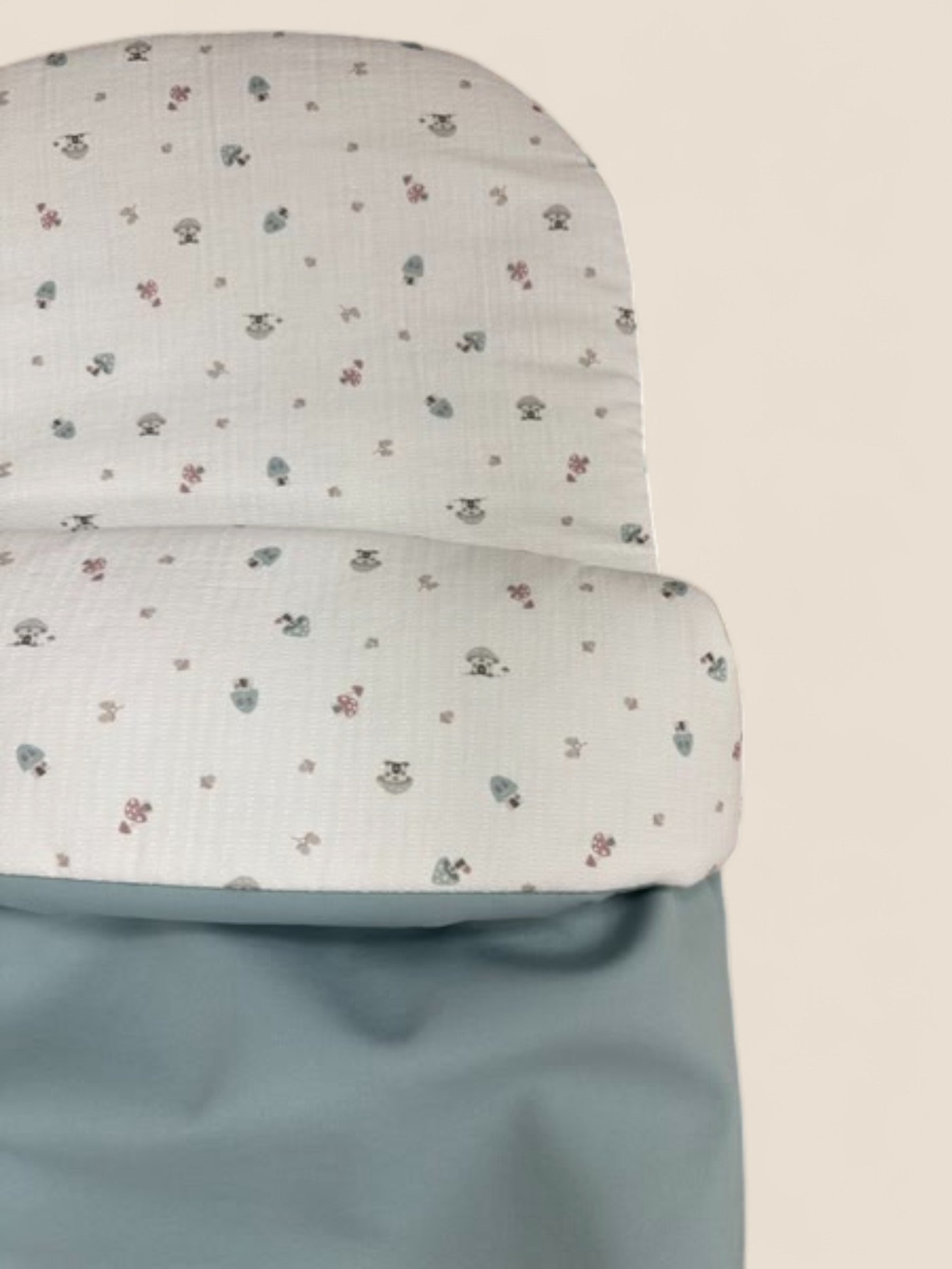 Saco de muselina blanca con flores en tonos pastel y cubrepiés azul empolvado Peques del Valle