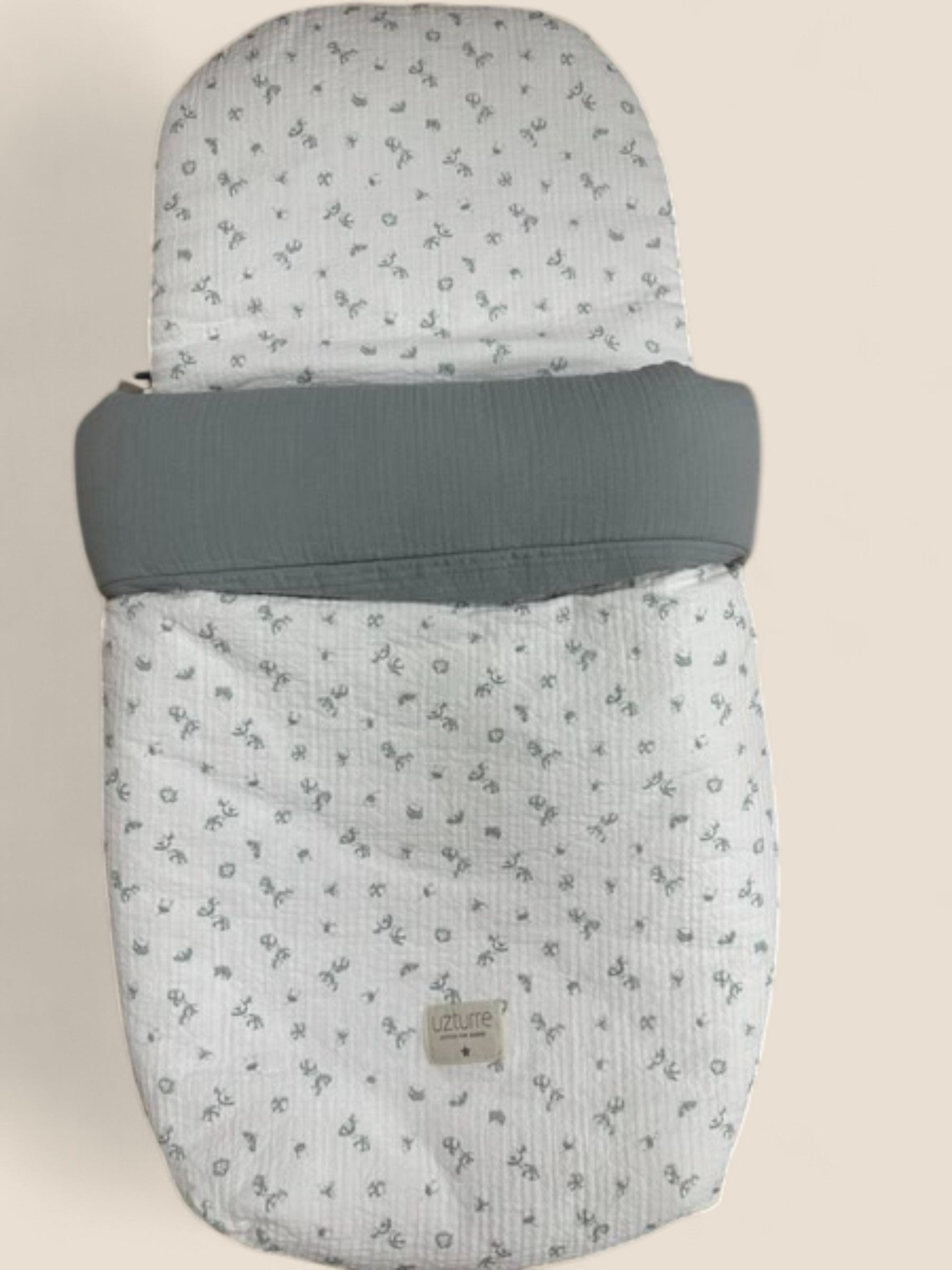 Saco de muselina blanca con flores verdes y cubrepiés gris Peques del Valle