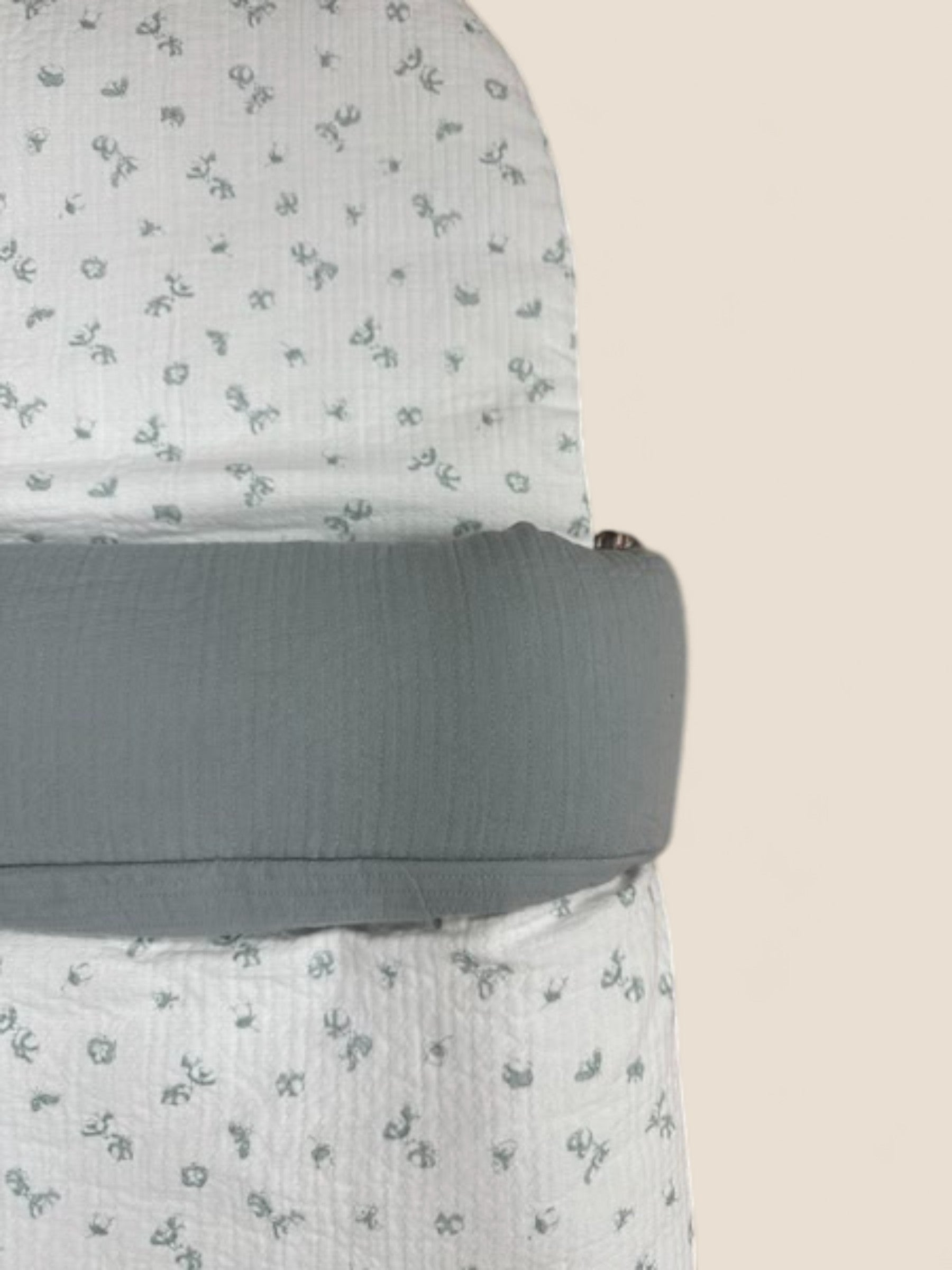 Saco de muselina blanca con flores verdes y cubrepiés gris Peques del Valle