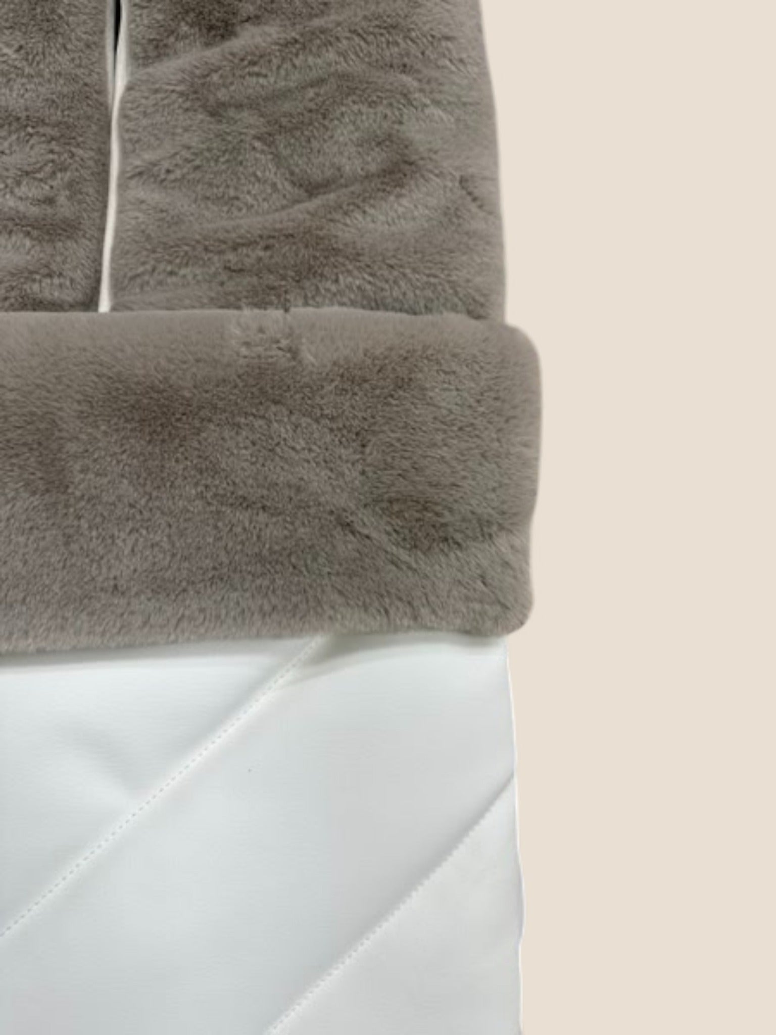 Saco de polipiel gris claro con interior de peluche taupe y diseño chevron Peques del Valle