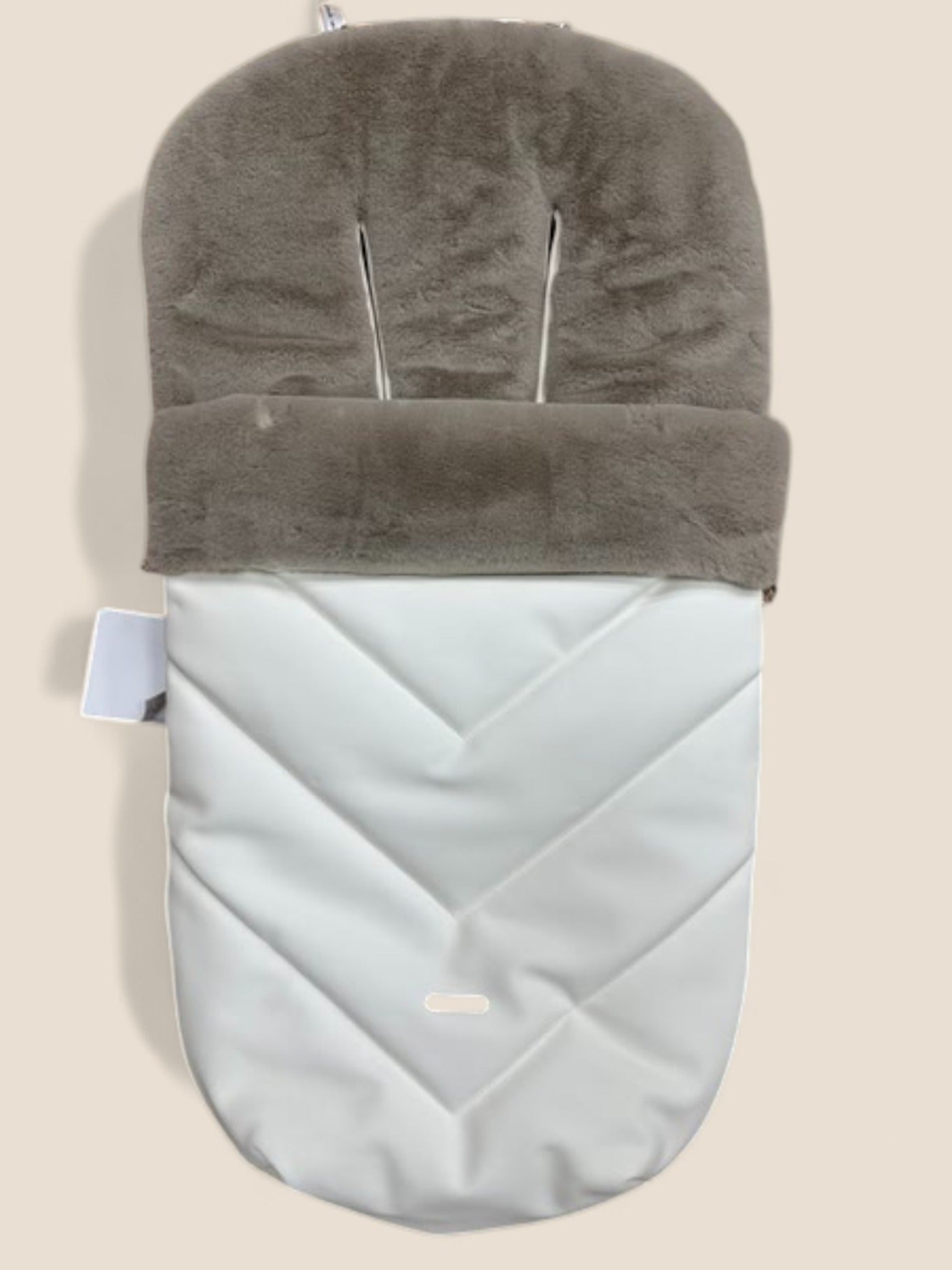 Saco de polipiel gris claro con interior de peluche taupe y diseño chevron Peques del Valle