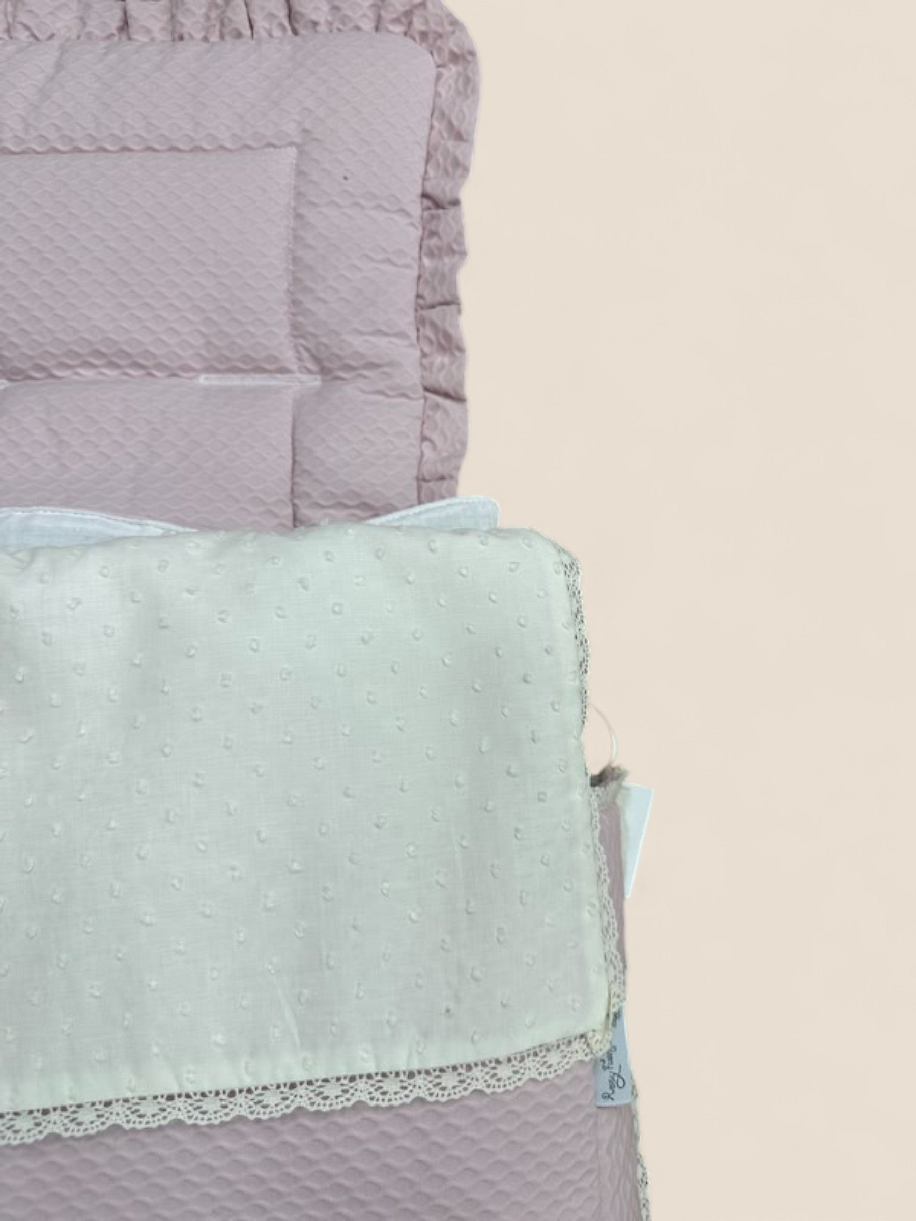 Saco rosa con piqué bordado y lazo blanco Peques del Valle