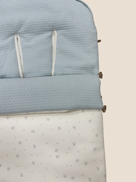 Saco para silla de paseo azul bebé con estampado floral y base blanca UZTURRE