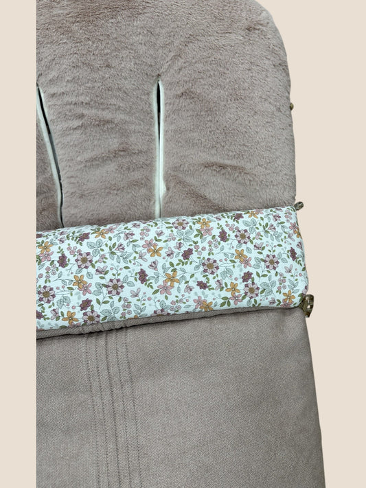 Saco para silla de paseo beige con interior de pelito y embozo floral UZTURRE