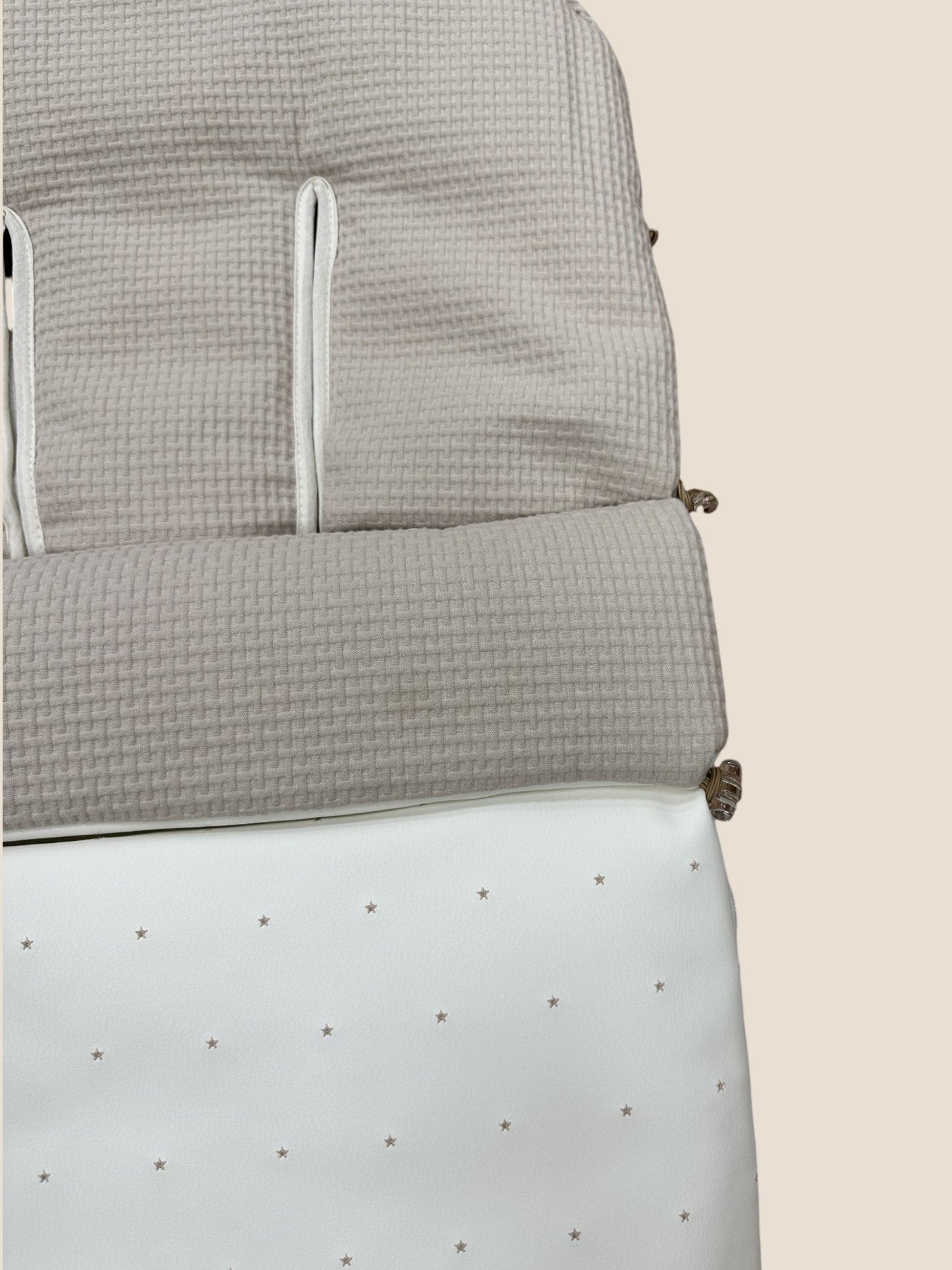 Saco para silla de paseo blanco con estrellas beige y tejido waffle UZTURRE