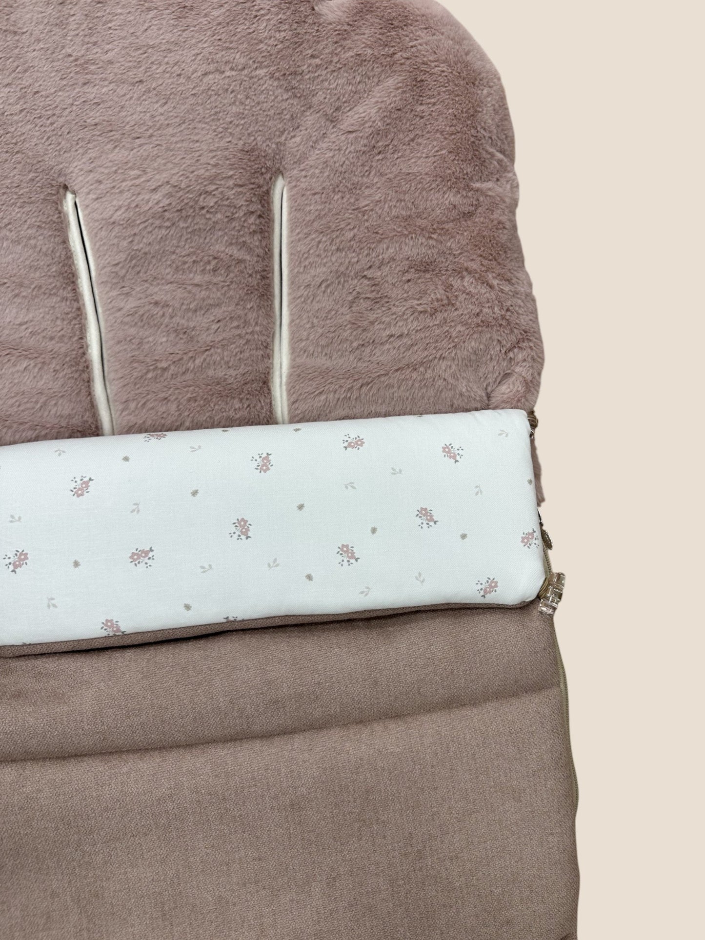 Saco para silla de paseo rosa empolvado con interior de pelito y detalle floral UZTURRE