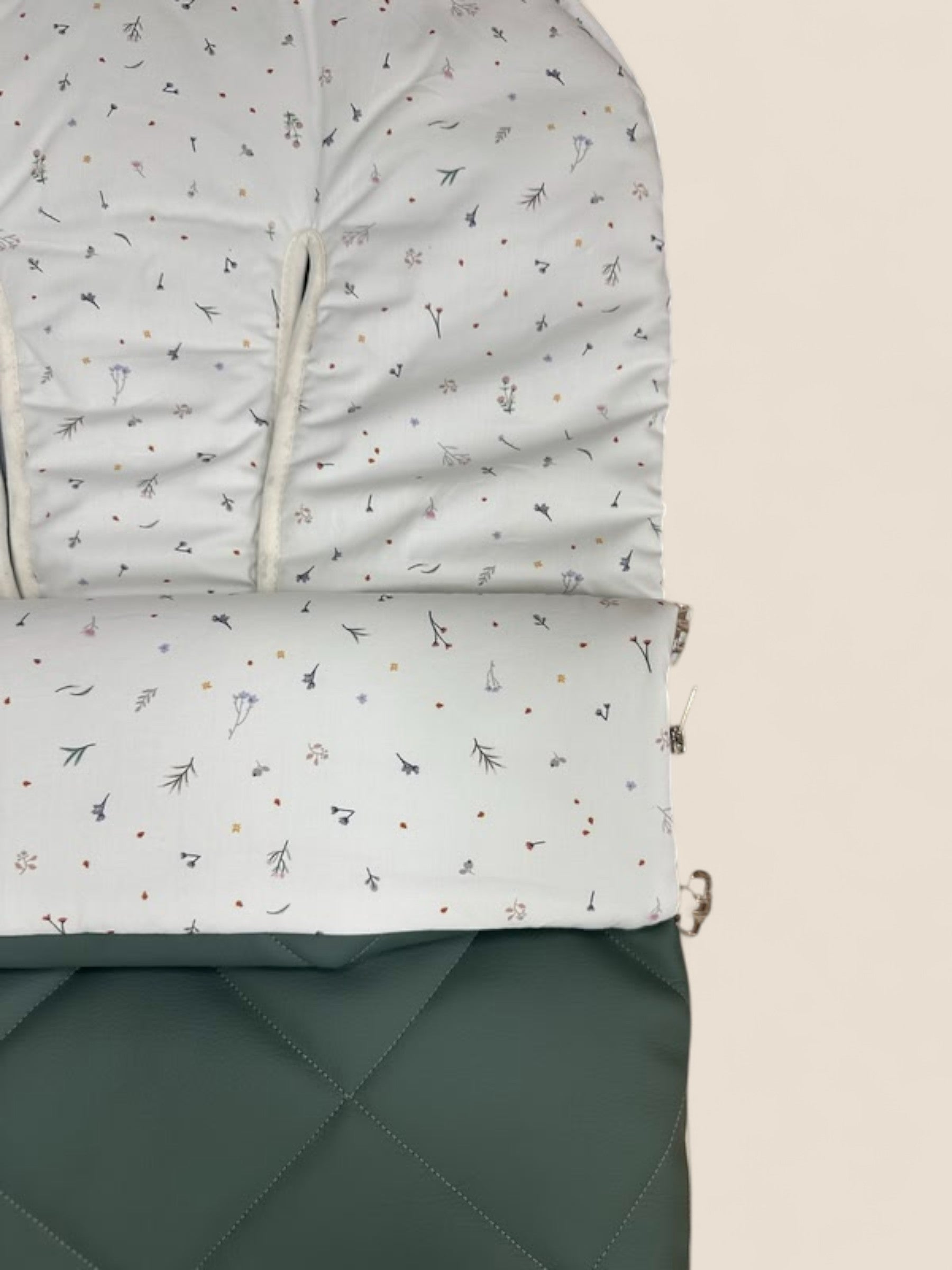 Saco universal polipiel verde acolchado con interior diente de león Peques del Valle