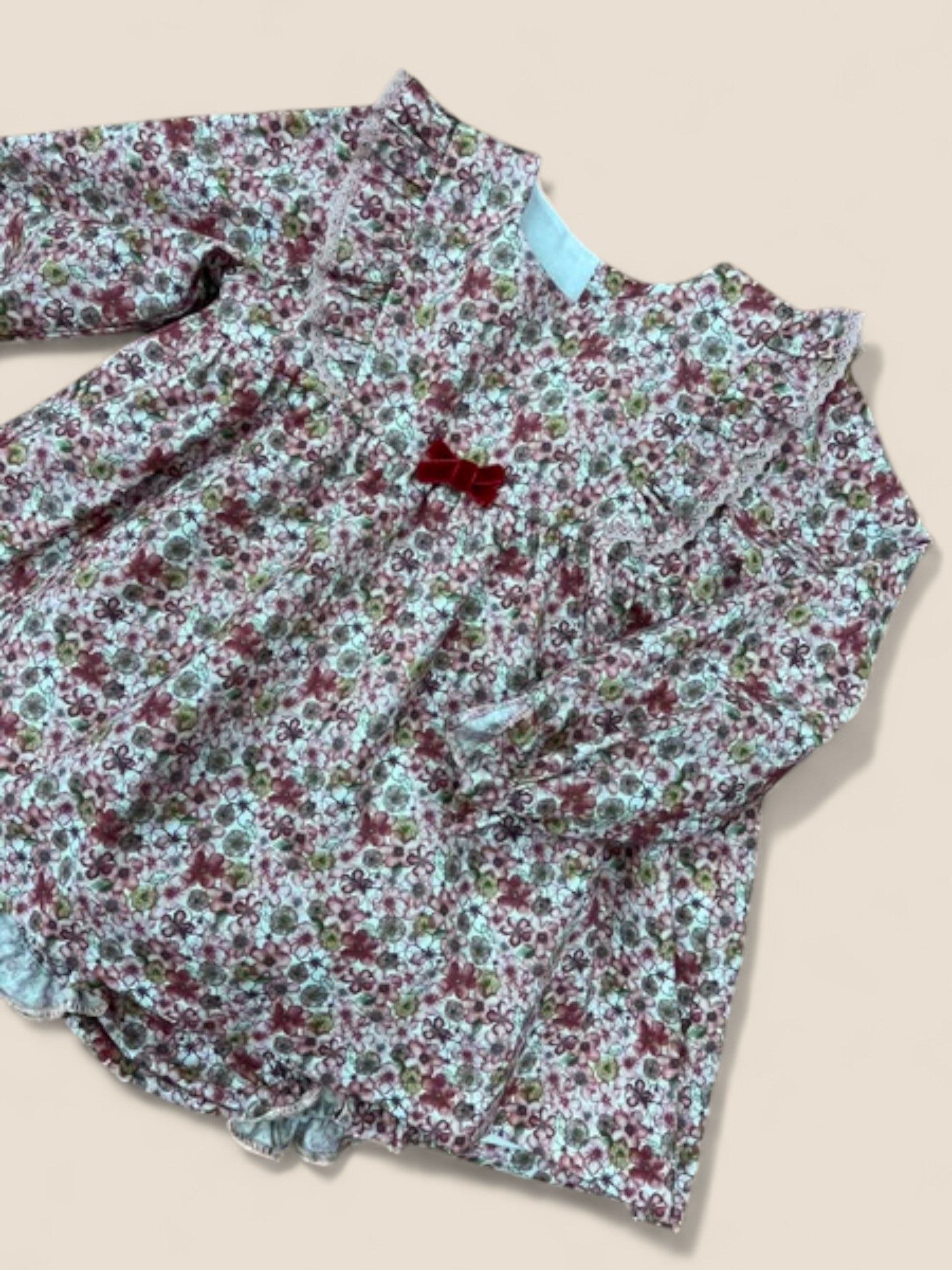 Vestido bebé flores burdeos con volante y lazo terciopelo Peques del Valle