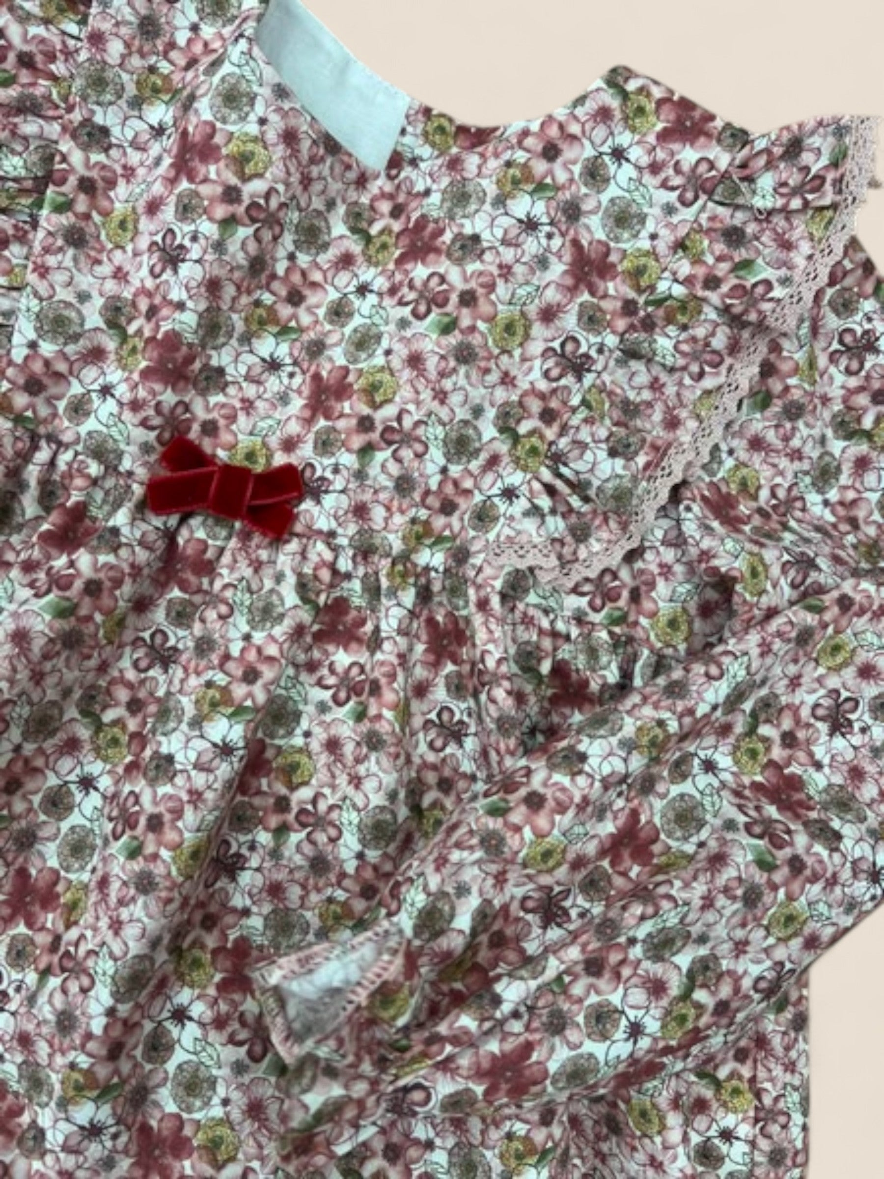 Vestido bebé flores burdeos con volante y lazo terciopelo Peques del Valle