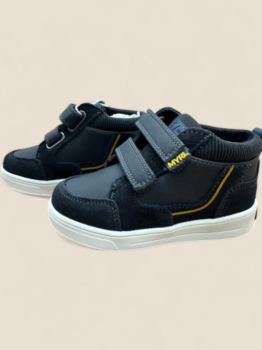 Zapatillas deportivas niño negro con detalles amarillos y velcro Mayoral