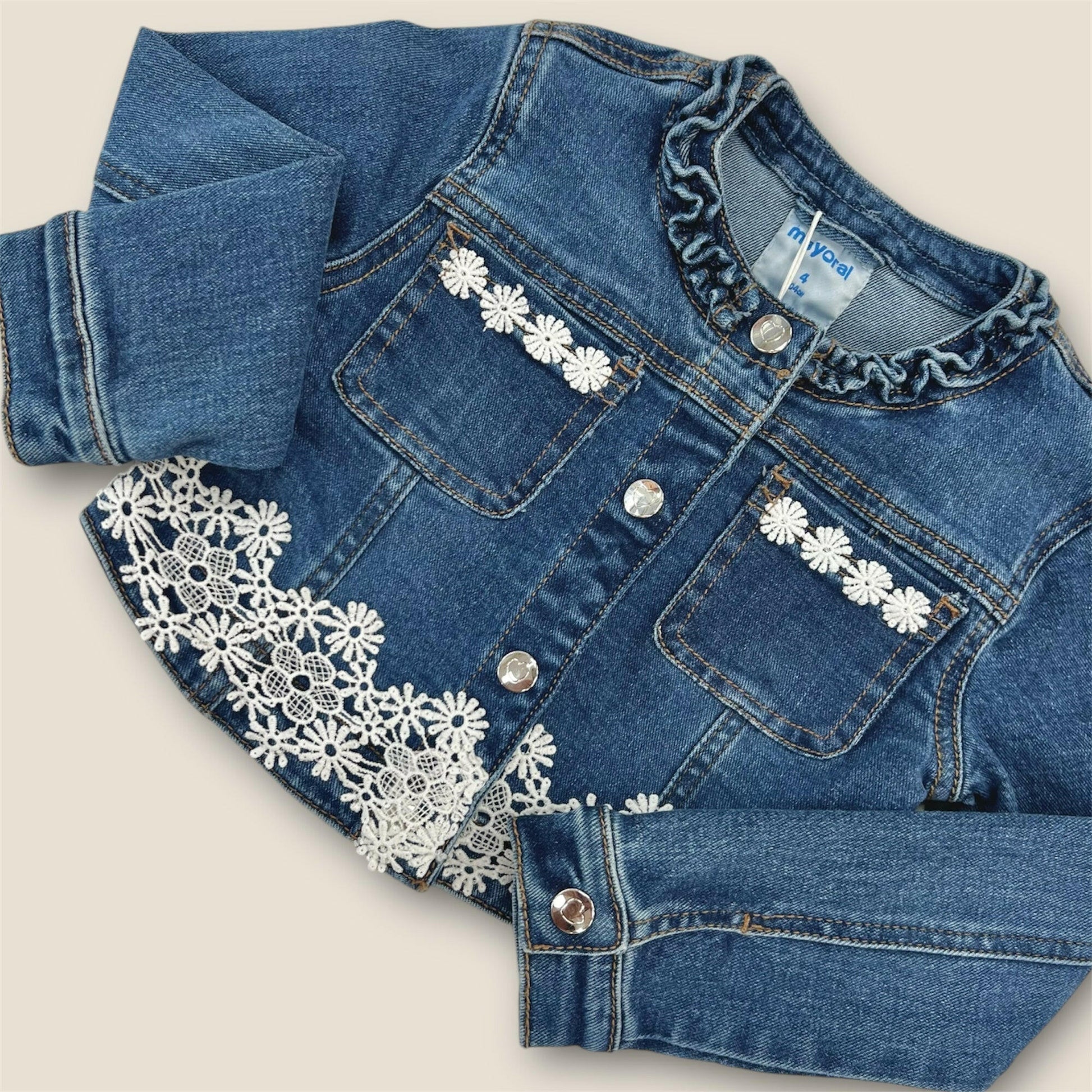 Chaqueta vaquera con encaje floral.