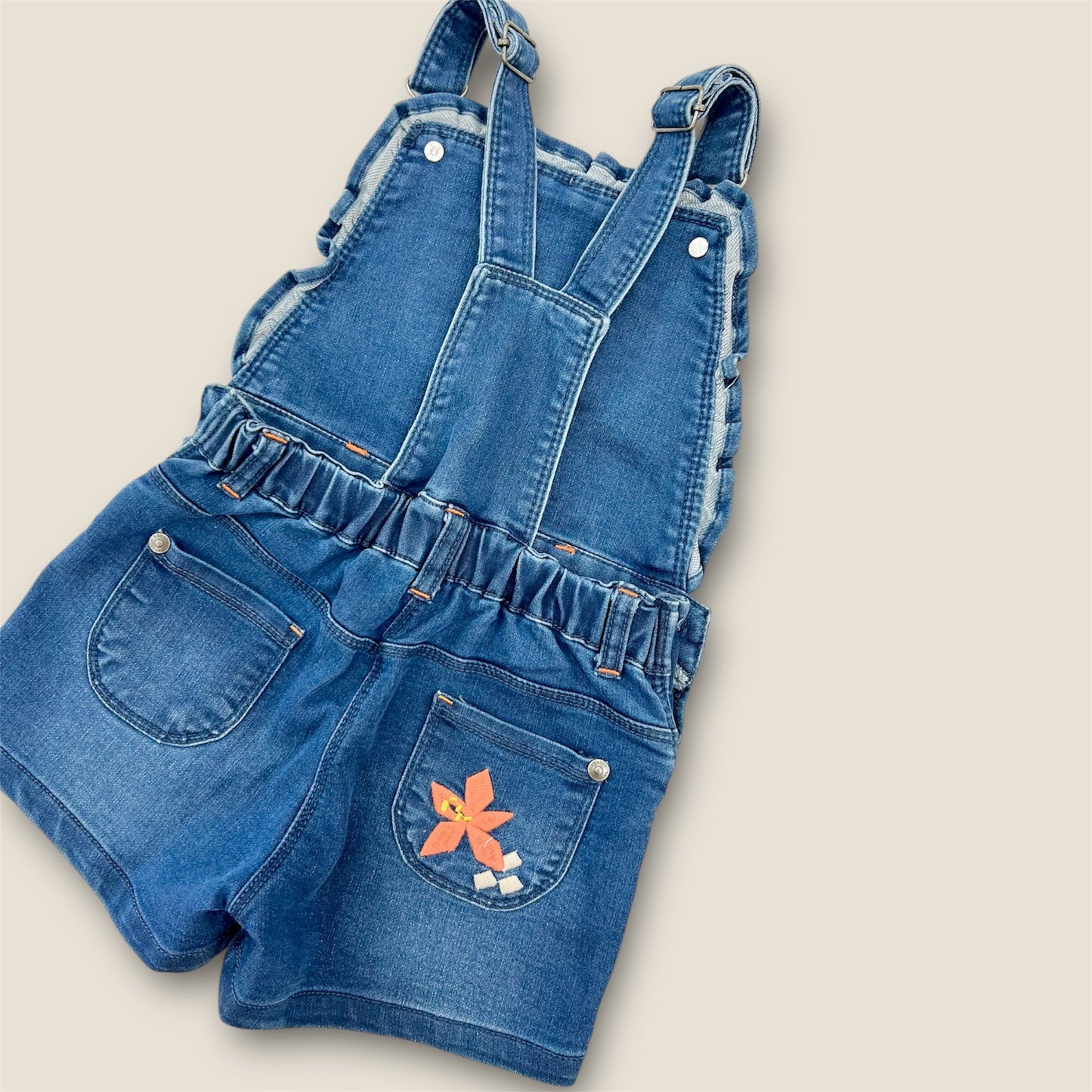 Peto denim con flores.