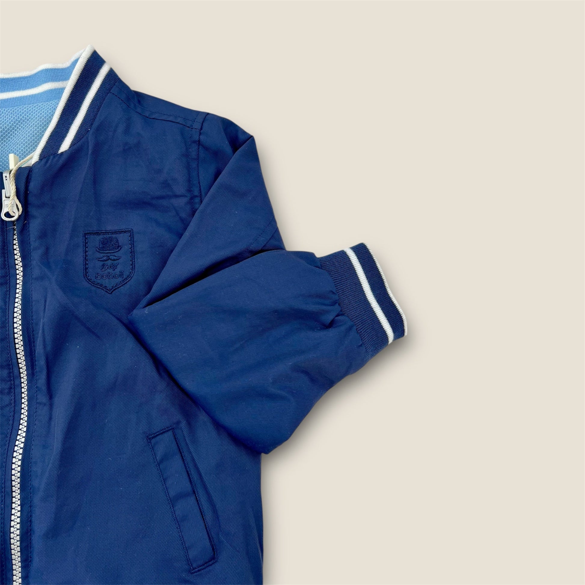 Bomber azul marino.