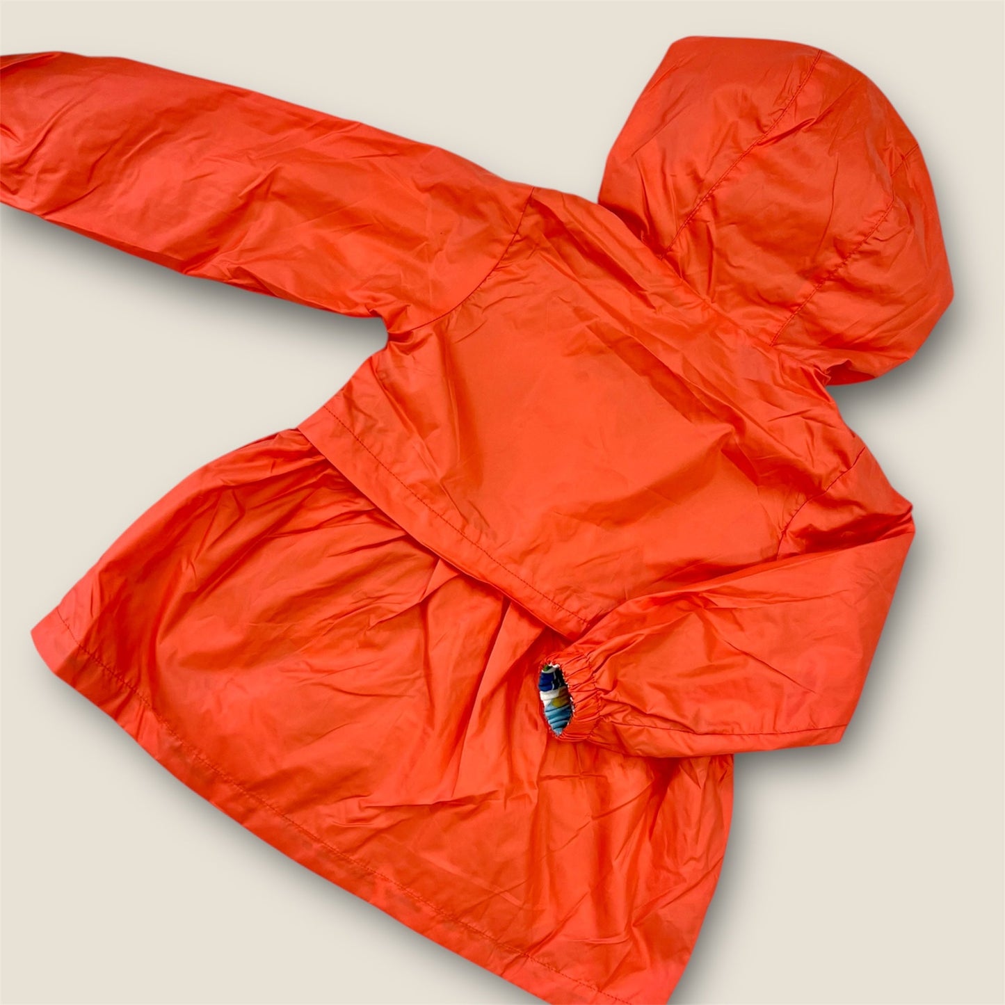 Chubasquero reversible coral con flores Peques del Valle