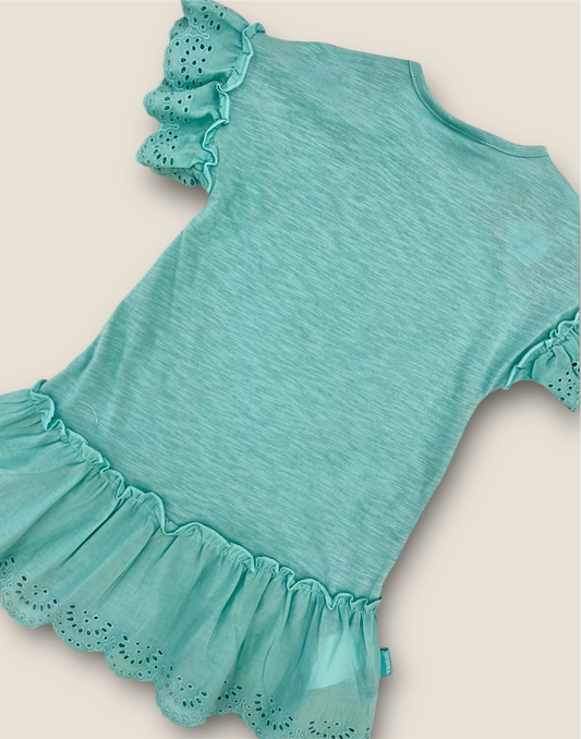 Vestido turquesa con flores y volantes.