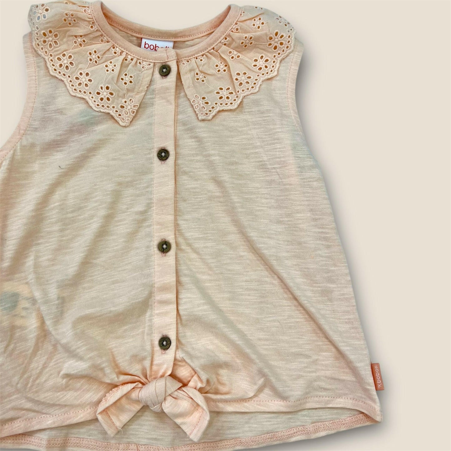 Blusa melocotón con bordado.