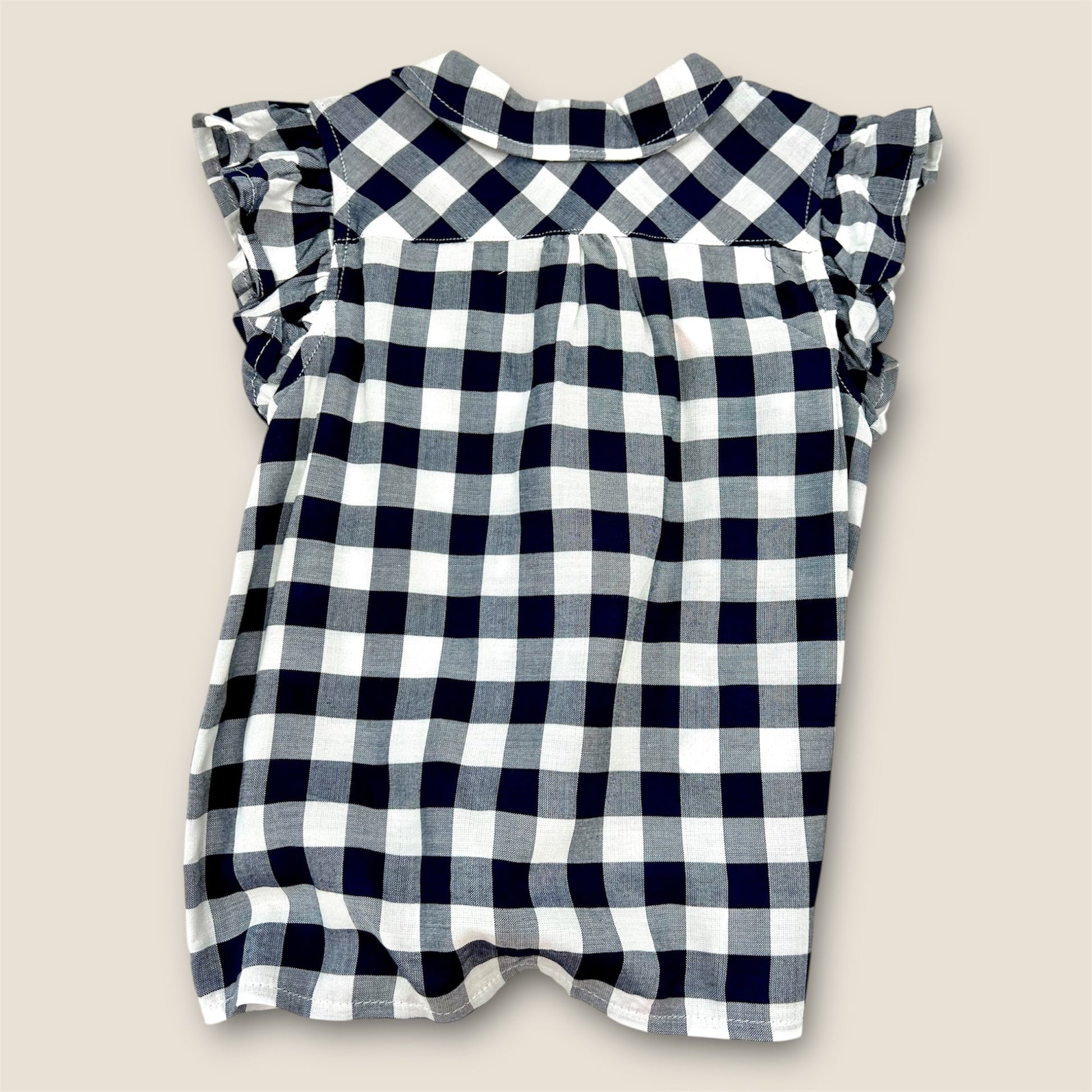 Blusa de cuadros con nudo.