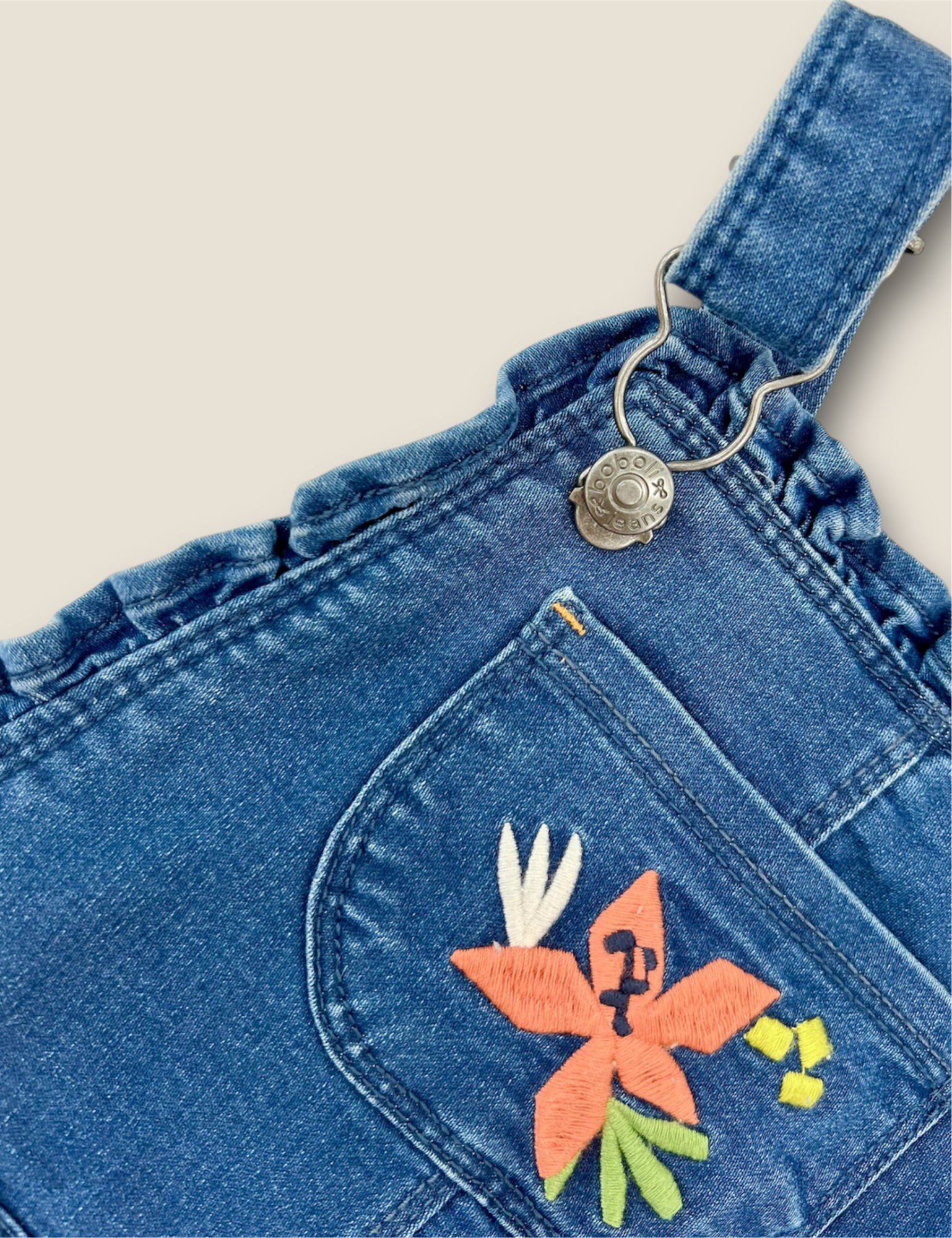 Peto denim con flores.