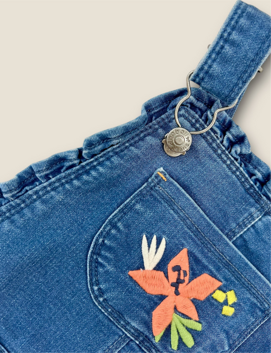 Peto denim con flores.