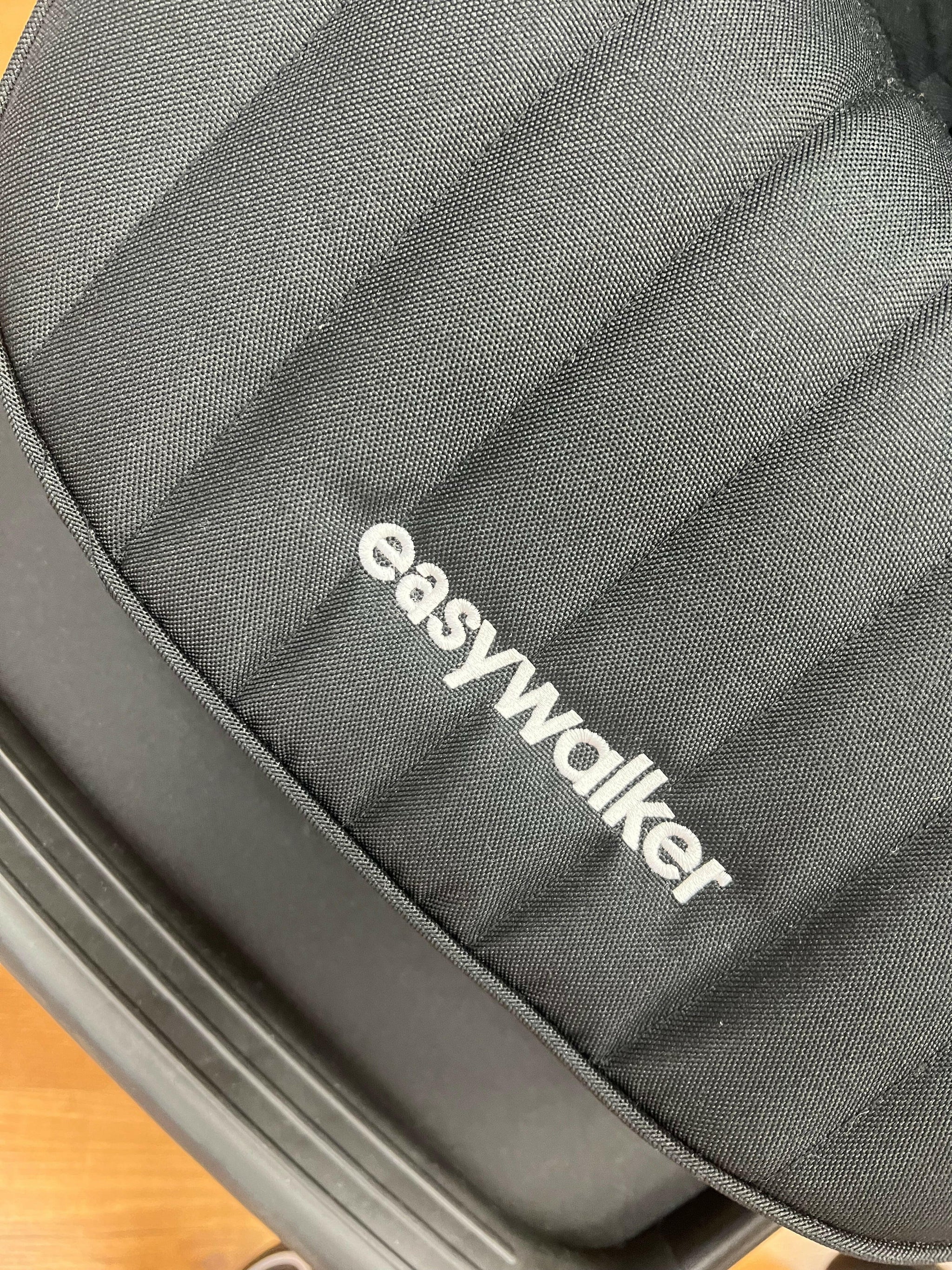 Carrito de paseo negro Easywalker jackey 2 XL | Plegable, moderno y ultra práctico Peques del Valle