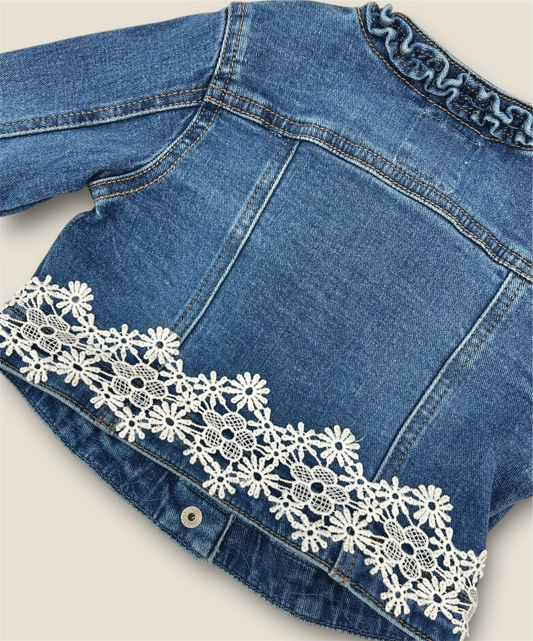 Chaqueta vaquera con encaje floral.