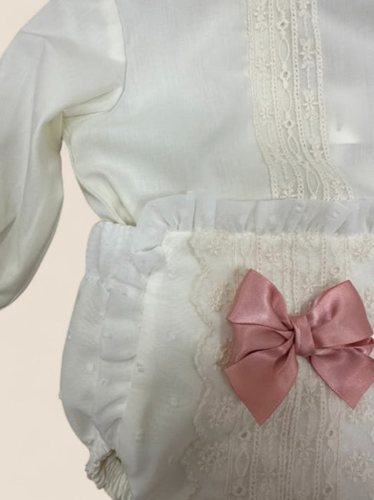 Conjunto bebé blanco roto con encaje y lazo rosa empolvado Eva Martinez