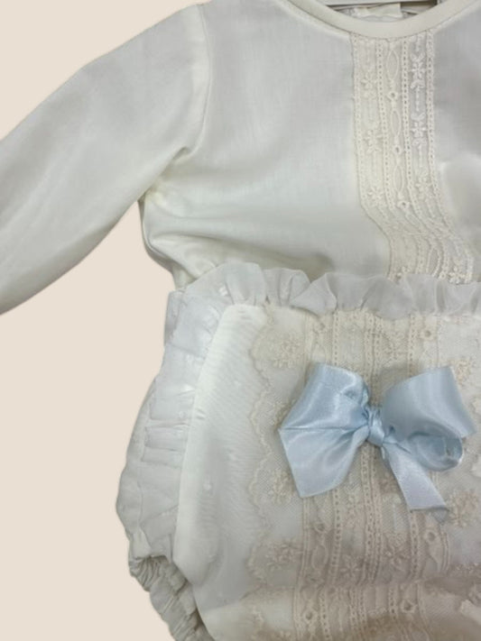 Conjunto bebé en blanco roto con puntilla bordada y lazo azul celeste Eva Martinez