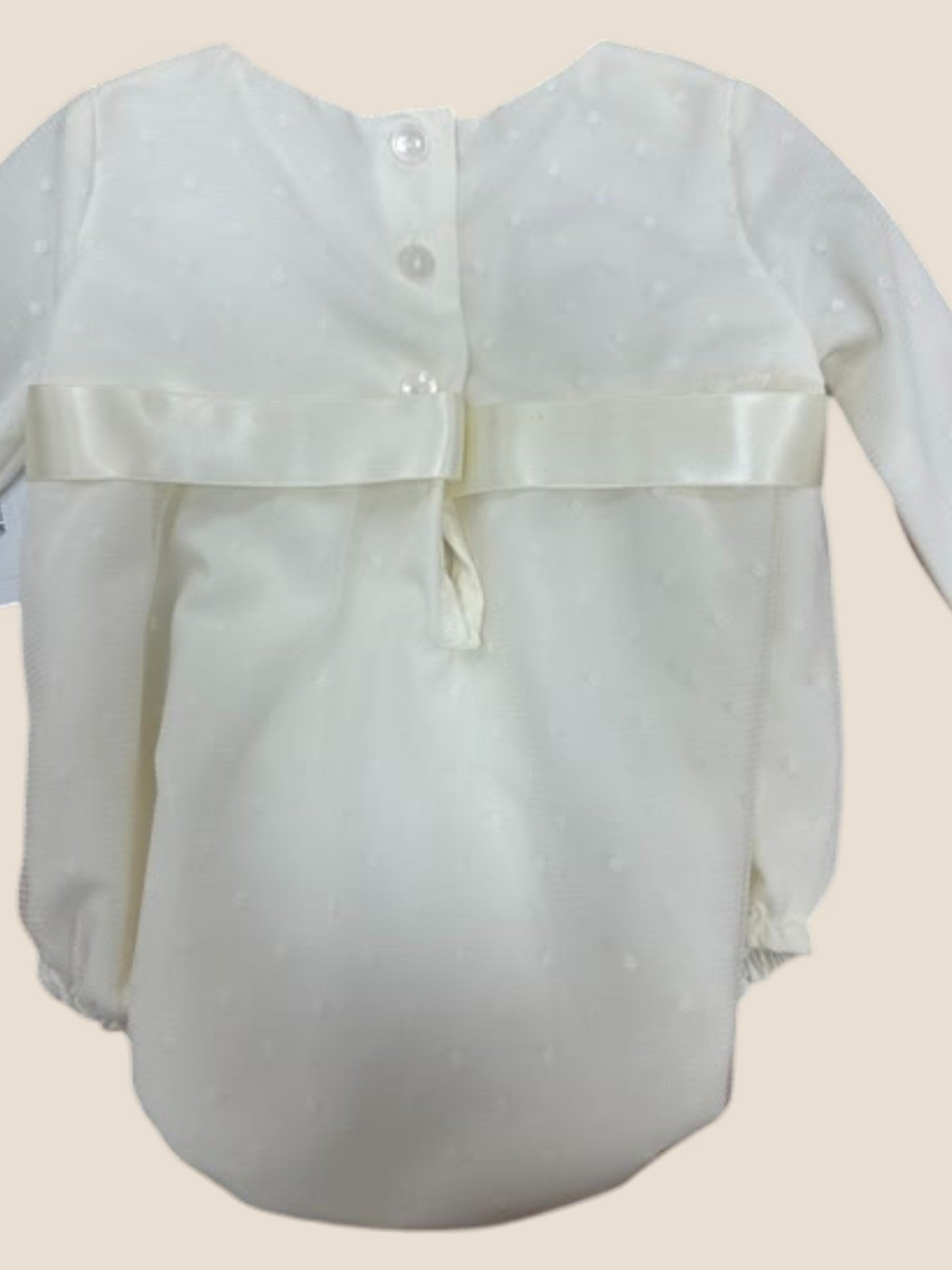 Conjunto bebé en blanco roto con puntilla bordada y lazo azul celeste Eva Martinez