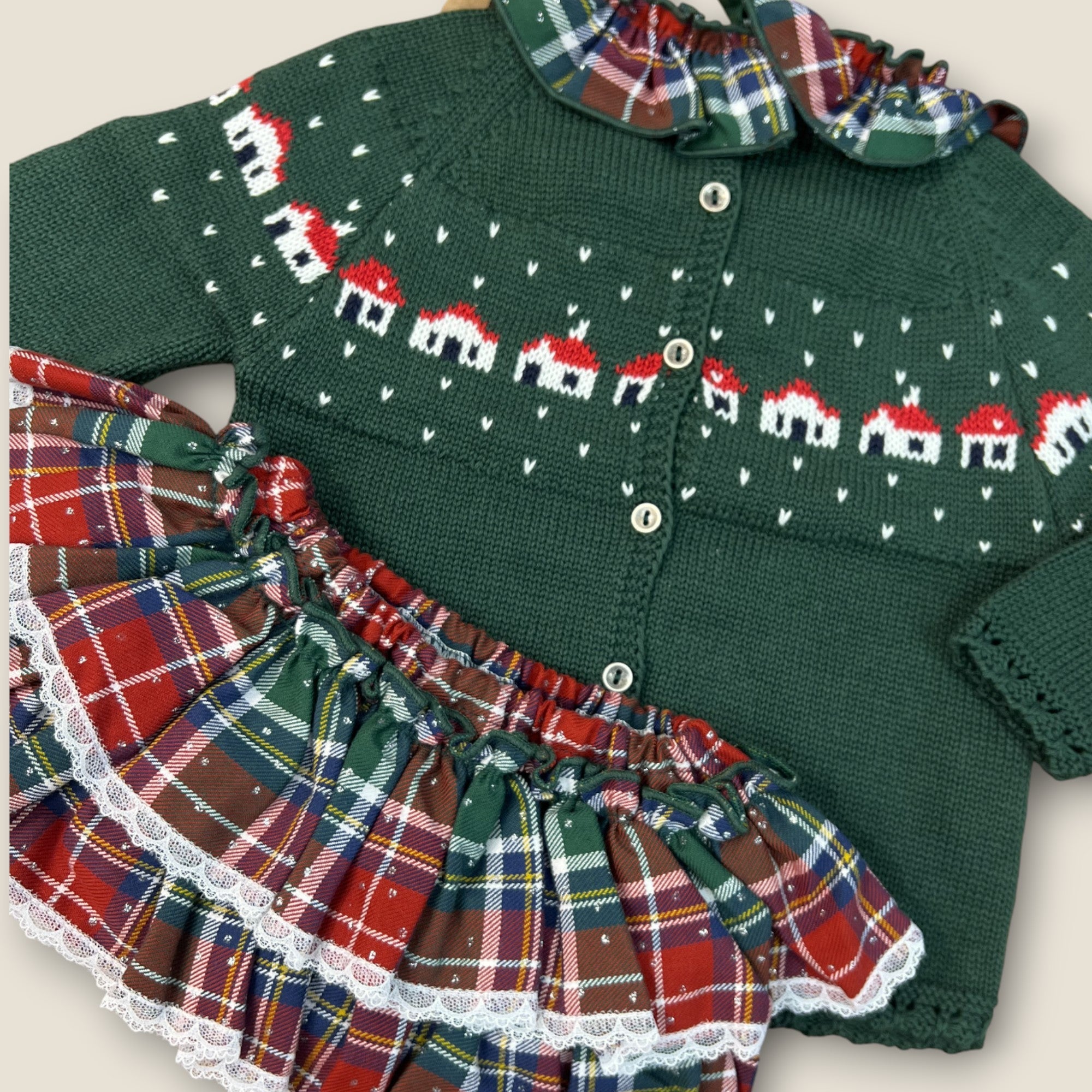 Conjunto bebé verde con falda tartán y casita de invierno Lolittos