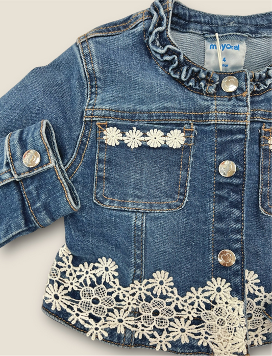 Chaqueta vaquera con encaje floral.