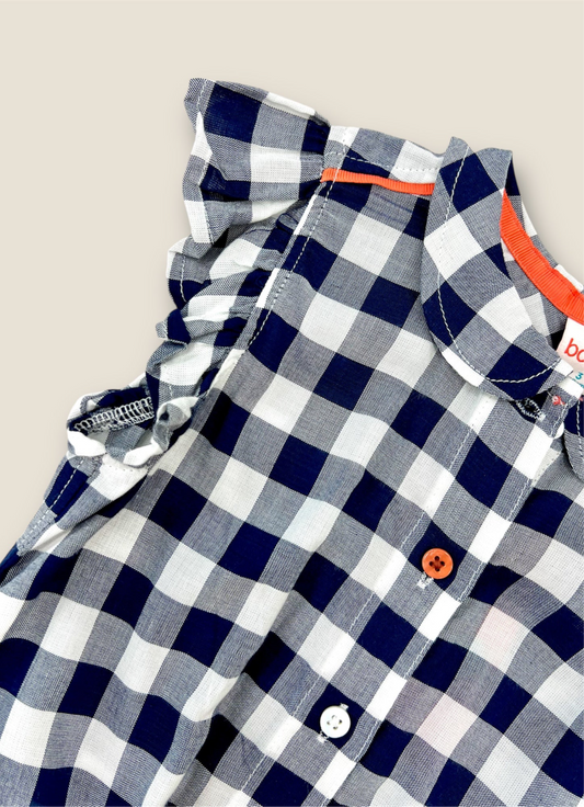 Blusa de cuadros con nudo.